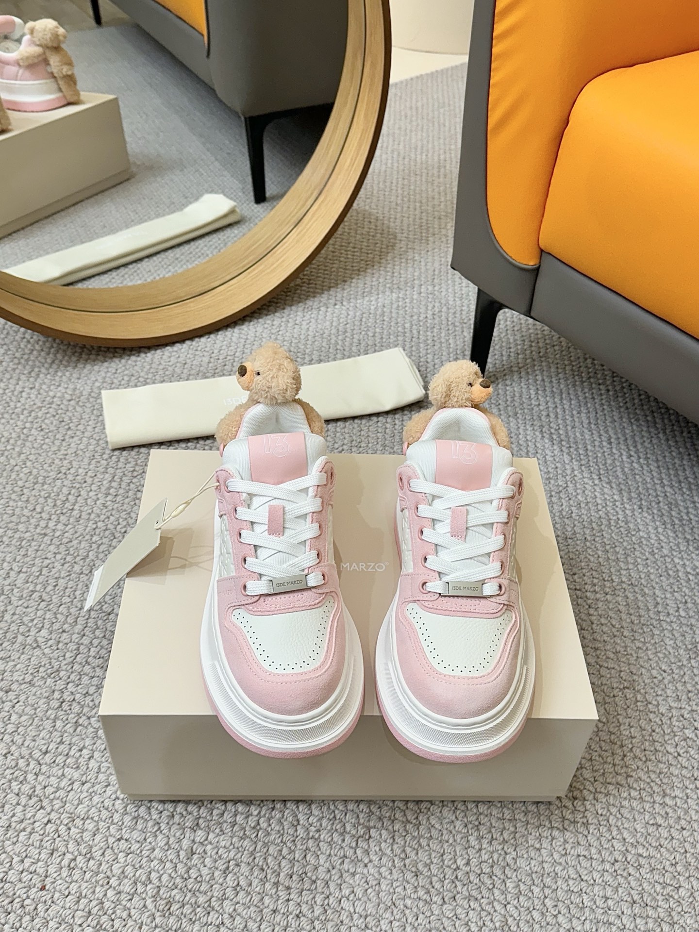 NO:238210,13DE MARZO understands me so much about the new year and new atmosphere, and new shoes must be arranged!  I would like to call it the most worth buying shoe of the year!  Thick bottom design, instantly lengthening the leg lines, a blessing for small stars!  The round head is super cute, friendly to wide feet and fleshy feet. It can be perfectly adapted to wear it, and it can easily become the focus of the street!  New Year's purchase is not a loss, sisters are rushing to do it~ Size 34-40, casual shoes/sports shoes, sneakers1986090913DE MARZO太懂我了新年新气象,新鞋必须安排上！我愿称之为年度最值得入手的鞋子！ 厚底设计,瞬间拉长腿部线条,小个子星人的福音！圆头超可爱,对宽脚、肉脚友好,,它都能完美适配穿上它,,轻松成为街头焦点！新年入手不亏,姐妹们冲鸭~ 码数 34-40码,休闲鞋/运动鞋,sneakers,Women's Shoes