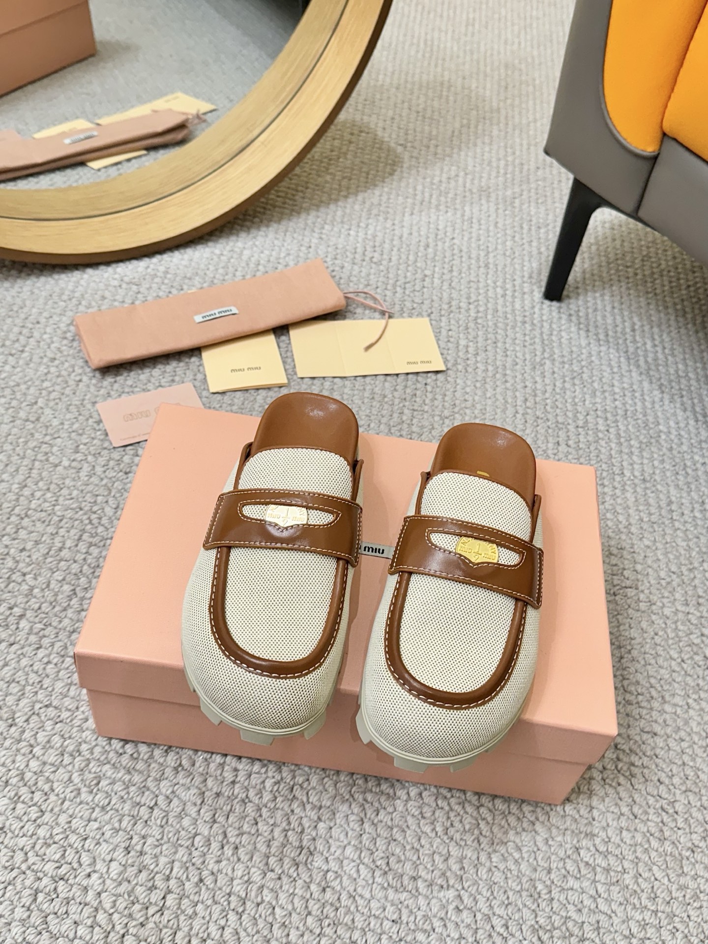 NO:231756,Miumiu Spring and Summer New Coin Sandals Roman Thick-soled Velcro Sandals Slippers Semi-Travel Latest catwalk, classic upgrades Coexistence and fashion. Each color is good-looking, design and matching different styles. Original custom weaving upper lining: Original custom sheepskin lining, original open mold non-slip sole Shoe size: 35-40, semi-Travel, miumiu, sandals, slippers, sheepskin19860909Miumiu 春夏新款钱币凉鞋 罗马厚底魔术贴凉鞋 拖鞋 半拖 最新走秀款,经典升级 舒适度与时髦度并存 每个颜色搭配都好看,设计搭配不同风格需求 鞋面原版定制织布 内里: 原版定制羊皮内里 大底原版开模防滑大底 鞋码: 35-40,半拖,miumiu,sandals,slippers,sheepskin,Women's Shoes