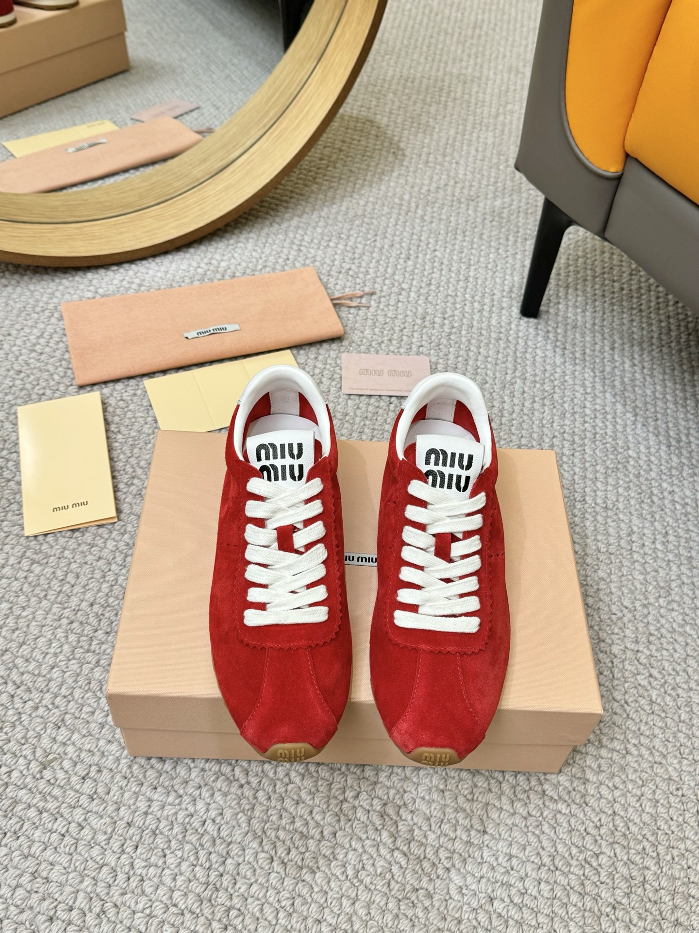 NO:225779,MiuMiu's new top star is coming to explode the streets!  These pair of sneakers make the legs-sex girls collectively fall into sisters!  The MiuMiu treasure sneakers that I squatted down to the soft soles and soft surfaces, and the red Forrest Gump shoes with great love!  Simple yet fashionable!  Mercerated cowhide leather with a good texture!  It feels so comfortable and small when worn!  What a beautiful red, very festive atmosphere!  It is also very comfortable and beautiful to wear on a daily basis!  Size 35-40, casual shoes/sports shoes, miumiu, sneakers, cowhide19860909MiuMiu新晋顶流来炸街！这双运动鞋让腿精女孩集体沦陷姐妹们！刷爆ins的MiuMiu宝藏运动鞋被我蹲到啦软底软面又好看的红色阿甘鞋爱到不行！简单又不失时髦感！丝光牛皮反绒的,质感很好！穿上脚贼舒服又显脚小！好漂亮的红色,很有节日氛围感！日常穿也很舒服好看！ 码数35-40码,休闲鞋/运动鞋,miumiu,sneakers,cowhide,Women's Shoes