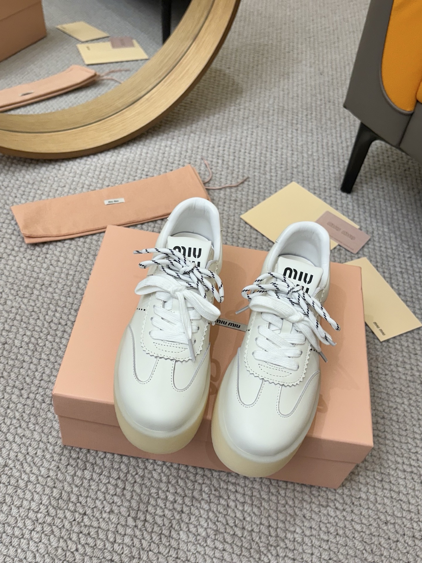 NO:225789,Miumiu Miu Miu White Shoes Dirty Shoes Cookie Sole Spring and Summer New British Style Lace Miu Miu Show Appropriate and unique color polishing technology from the Miu Miu series Details Close-up of the new season Trendy elements 1 Contrast with the concept of the current love, diverse and conveying modern style~ It looks good no matter how you wear it this summer Fashionista favorite, not very comfortable to wear, super comfortable to wear, fabric imported, original cowhide, large sole original sole size 35-41 (40.41 custom made, no return or exchange), casual shoes/sports shoes, miumiu, sneakers, cowhide19860909miumiu缪缪小白鞋脏脏鞋饼干底春夏新款英伦风系带MiuMiu秀场适当独一无二的擦色工艺工艺来自Miu Miu系列的细节特写 新季的潮流要素一 与此刻挚爱的概念,多元对撞,传达现代风格~ 怎么穿都好看今夏时髦精最爱 看起来不怎么舒服 上脚超级舒服 面料进口 内里原版牛皮 大底原版鞋底 码数35-41（40.41订做不退换）,休闲鞋/运动鞋,miumiu,sneakers,cowhide,Women's Shoes