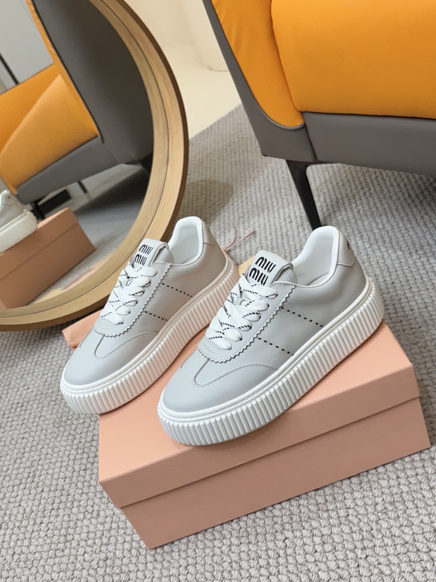 NO:225797,Miumiu Miu Miu white shoes dirty shoes biscuit bottom spring and summer new British style lace Miu Miu show appropriate and unique color polishing technology comes from the details of the Miu Miu series. The trend elements of the new season are 1. The concept of the love at this moment is diverse and conveying the modern style~ It looks good no matter how you wear it. It looks very comfortable. It is super comfortable to wear. Fabric imported. The inner lining original cowhide. The original sole size is 35-41 (40.41 custom made without return). Casual shoes/sports shoes, miumiu, sneakers, cowhide19860909miumiu缪缪小白鞋脏脏鞋饼干底春夏新款英伦风系带MiuMiu秀场适当独一无二的擦色工艺工艺来自Miu Miu系列的细节特写 新季的潮流要素一 与此刻挚爱的概念,多元对撞,传达现代风格~ 怎么穿都好看今夏时髦精最爱 看起来不怎么舒服 上脚超级舒服 面料进口 内里原版牛皮 大底原版鞋底 码数35-41（40.41订做不退换）,休闲鞋/运动鞋,miumiu,sneakers,cowhide,Women's Shoes