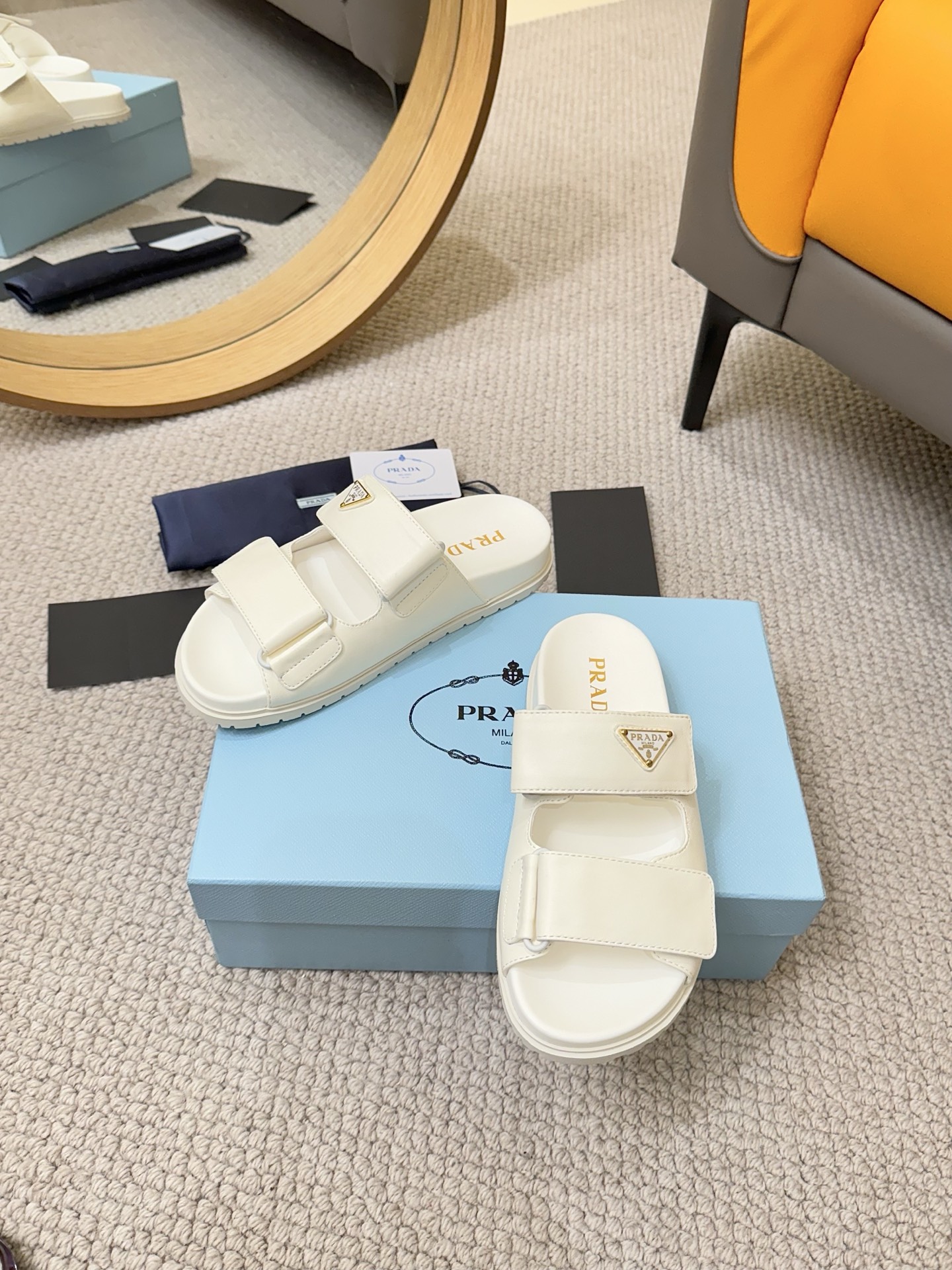 NO:225774,Prada 2025 spring and summer new sandals Roman thick-soled Velcro sandals Slippers Latest catwalk style, classic upgrades Comfort and fashionable coexist. Each color matches are good, design matches different styles. Original custom cowhide cowhide. Lift: Original custom sheepskin lining, cowhide, footbed, original unsole mold-opening and anti-slip sole Shoe size: size 35-40, slippers, prada, prada, sandals, slippers, cowhide, sheepskin19860909Prada 普拉达2025春夏新款凉鞋 罗马厚底魔术贴凉鞋 拖鞋 最新走秀款,经典升级 舒适度与时髦度并存 每个颜色搭配都好看,设计搭配不同风格需求 鞋面原版定制牛皮 内里: 原版定制羊皮内里,牛皮 垫脚 大底原版开模防滑大底 鞋码: 35-40 码,拖鞋,prada,prada,sandals,slippers,cowhide,sheepskin,Women's Shoes