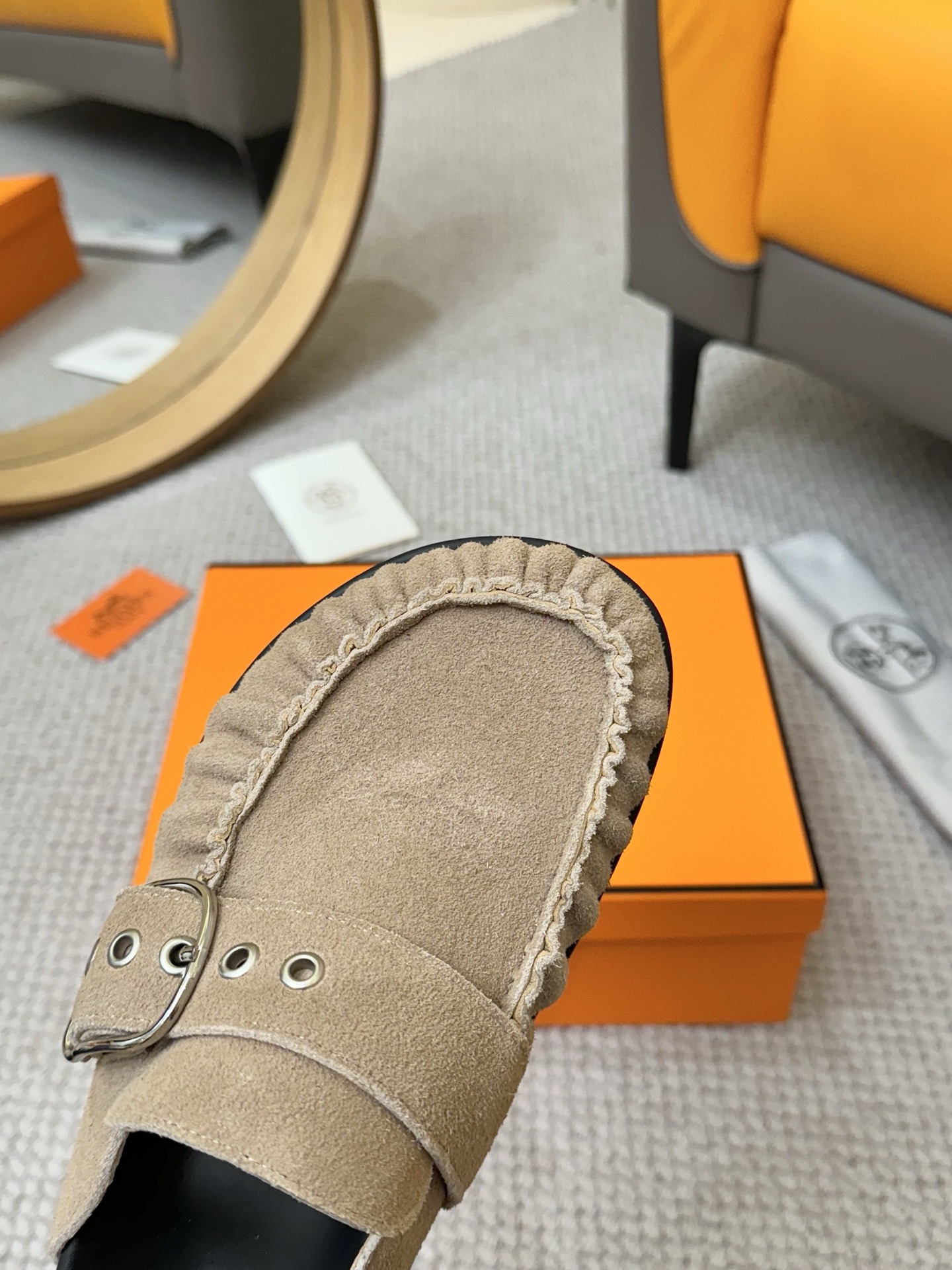 NO:224286,Women's 210 men's 2025H home cute Muller semi-torn Birkenstock shoes couple's style!  In summer, I really need versatile Hermes slippers. It looks good no matter how you match it, it feels casual and high-end. The comfort is also great. It is paired with various colored socks. It is very fashionable. Imported high mercerated fabric, sheepskin inner, non-slip and wear-resistant soles. Size women's clothing 35-40. Women's clothing size 41 customization. Men's clothing 40-45, semi-drag, hermes, slippers, sheepskin, socks19860909女款210男款 2025H家呆萌穆勒半拖勃肯鞋情侣款！夏天真的太需要百搭爱马仕拖鞋了 怎么搭配都好看,随意且高级的感觉 舒适度也很棒,搭配各种彩色袜子,潮爆了 进口高丝光面料 羊皮内里 防滑耐磨大底 Size女装35-40 女装41码定做.男装40-45,半拖,hermes,slippers,sheepskin,socks,Women's Shoes