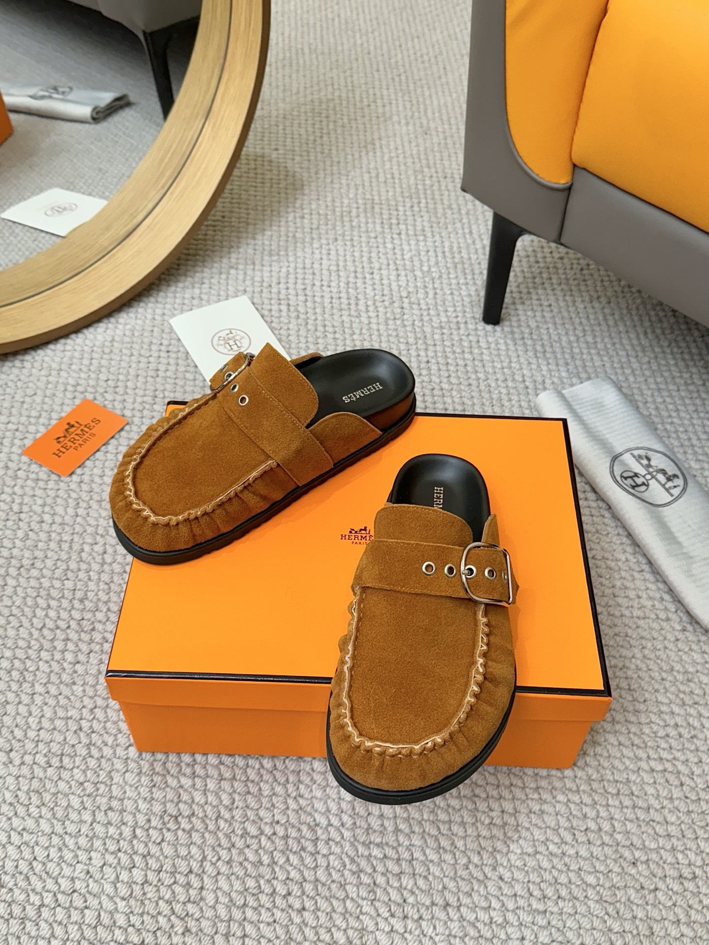 NO:224281,Women's 210 Men's 2025H Home Cute Muller Half-Travel Birkenstocks Couple Style!  In summer, I really need versatile Hermes slippers. It looks good no matter how you match it, it feels casual and high-end. The comfort is also great. It is paired with various colored socks. It is very fashionable. Imported high mercerized fabric, sheepskin inner lining, non-slip wear-resistant soles. Size women's size 35-40 women's size 41 custom made. Men's size 40-45, semi-torque, hermes, slippers, sheepskin, socks19860909女款210 男款 2025H家呆萌穆勒半拖勃肯鞋情侣款！夏天真的太需要百搭爱马仕拖鞋了 怎么搭配都好看,随意且高级的感觉 舒适度也很棒,搭配各种彩色袜子,潮爆了 进口高丝光面料 羊皮内里 防滑耐磨大底 Size女码35-40 女码41码定做.男码40-45,半拖,hermes,slippers,sheepskin,socks,Women's Shoes