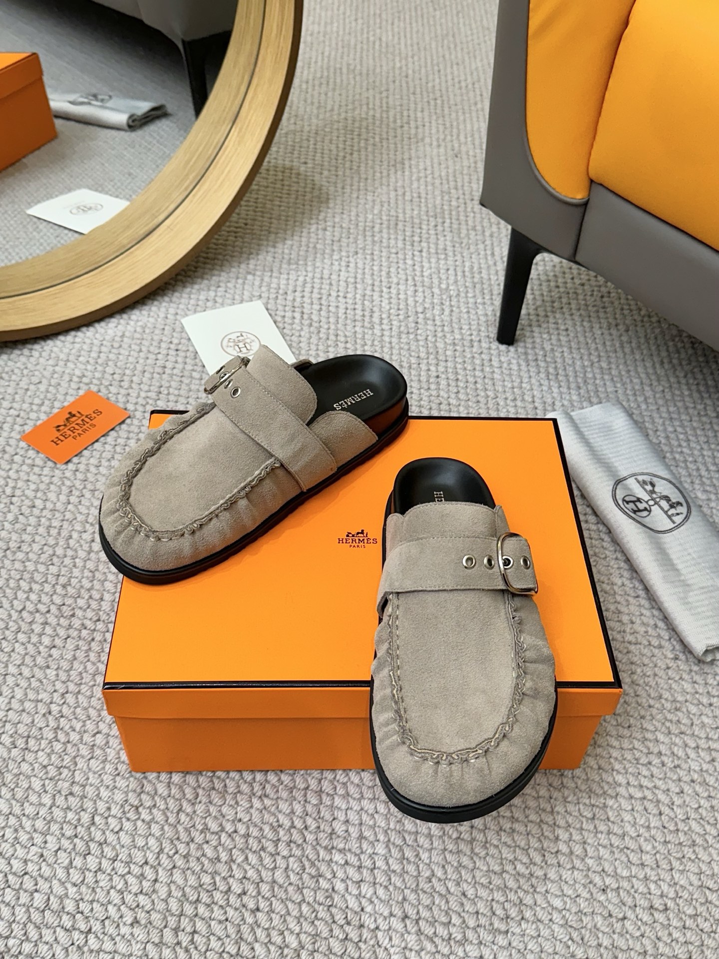 NO:224276,Women's 210 men's 2025H home cute Muller semi-torn Birkenstock shoes couple's style!  In summer, I really need versatile Hermes slippers. It looks good no matter how you match it, it feels casual and high-end. The comfort is also great. It is paired with various colored socks. It is very fashionable. Imported high mercerized fabric, sheepskin inner lining, non-slip wear-resistant soles. Size women's size 35-40 women's size 41 custom made. Men's size 40-45, semi-torque, hermes, slippers, sheepskin, socks19860909女款210男款 2025H家呆萌穆勒半拖勃肯鞋情侣款！夏天真的太需要百搭爱马仕拖鞋了 怎么搭配都好看,随意且高级的感觉 舒适度也很棒,搭配各种彩色袜子,潮爆了 进口高丝光面料 羊皮内里 防滑耐磨大底 Size女码35-40 女码41码定做.男码40-45,半拖,hermes,slippers,sheepskin,socks,Women's Shoes