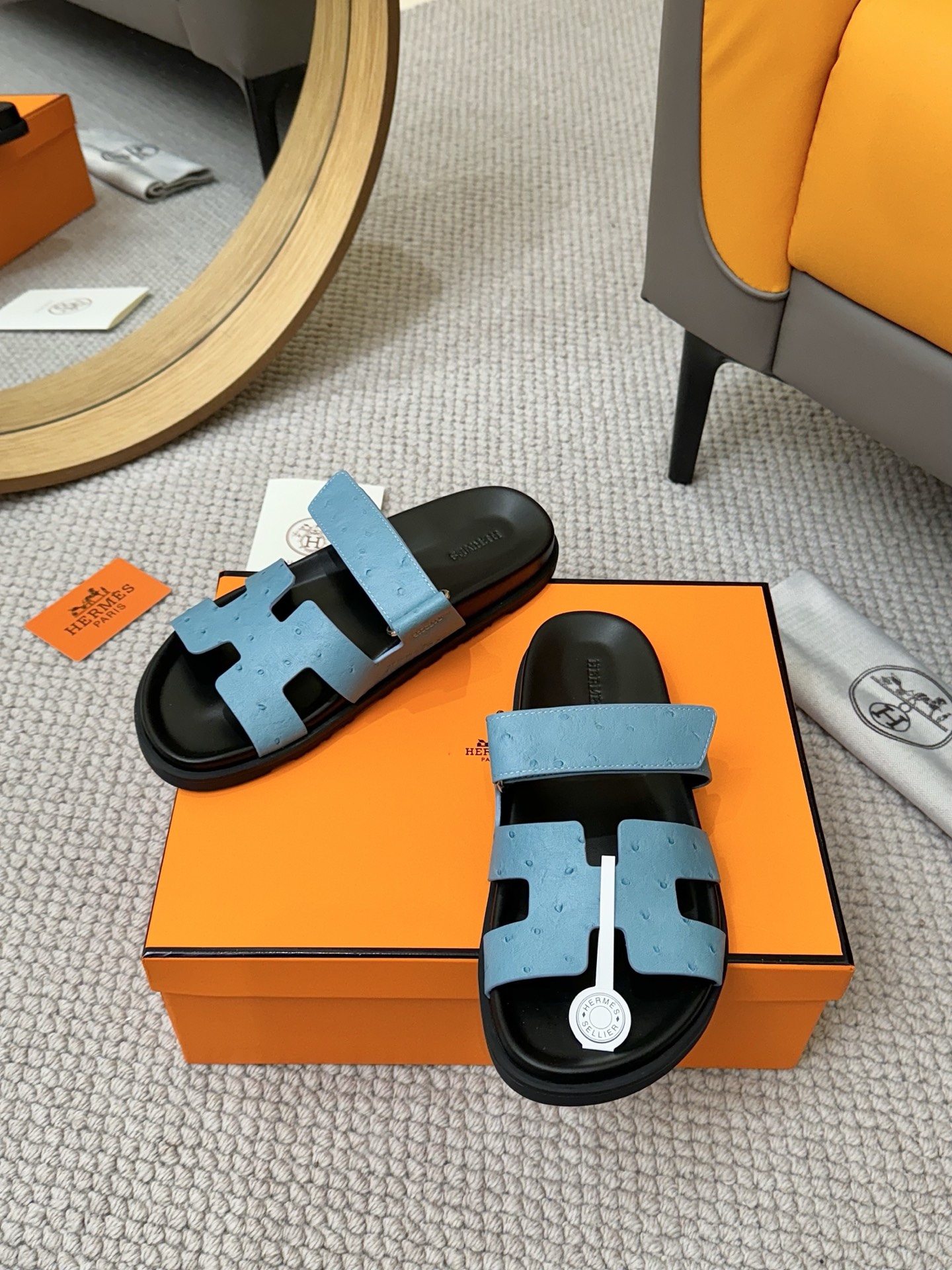 NO:231728,Women's 210 Men's Top version (ostrich pattern) couple's model!  Hermes second uncle slippers, which are so popular recently - chypre sandals, ugly and cute. I really need versatile slippers in summer. This pair of second uncle's slippers looks good no matter how you match it, it feels casual and high-end. The comfort is also great. It is paired with various colorful socks, which is very fashionable. Hermes new H sandals slippers high-quality ● Imported cowhide surface ● Imported water dyed beef ● Imported footbed ● Imported mixed-bred sheepskin ● Outsole Tpu non-slip and wear-resistant soles ● Size 39-45 (45 not returned or replaced) 35-40 (40 custom made without return or replacement), slippers, hermes, sandals, slippers, cowhide, sheepskin, socks19860909女款210 男款  顶级版本（鸵鸟纹）情侣款！最近火到不行的爱马仕二舅拖鞋- chypre凉鞋,丑萌丑萌的. 夏天真的太需要百搭拖鞋了 二舅这双拖鞋,怎么搭配都好看,随意且高级的感觉 舒适度也很棒,搭配各种彩色袜子,潮爆了 爱马仕新款H凉鞋 拖鞋 高品质 ●鞋面进口牛皮面 ●内里进口水染牛里 ●垫脚进口混种羊皮 ●大底Tpu防滑耐磨大底 ●码数男39-45（45不退不换） 35-40(40定做不退不换),拖鞋,hermes,sandals,slippers,cowhide,sheepskin,socks,Women's Shoes