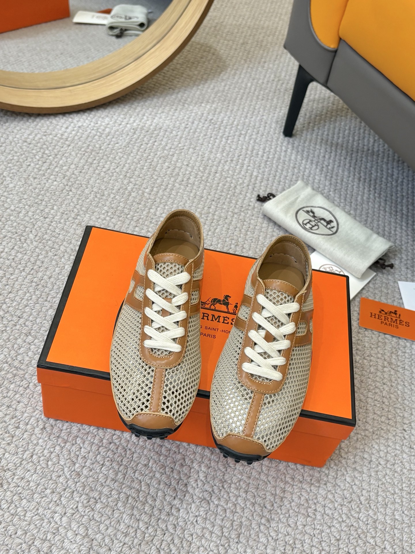 NO:225816,Hermes/Hermes H home 25ss new mesh Mary Zhen casual shoes. The fashionable ugly shoes are really not ugly. They are fashionable when worn. The feet feel very comfortable and light, classic sports style   mesh color design, ugly and durable. Original custom-made top layer cowhide mesh fabric. Original custom sheepskin in the inner lining. Original open mold-proof non-slip sole. Size 35-39 (40.41 custom made without return or exchange), casual shoes/sports shoes, hermes, hermes, mary jane, sneakers, cowhide, sheepskin19860909Hermes/爱马仕H家25ss新款网面玛丽珍休闲鞋 丑鞋的时髦 上脚真心不丑,穿上就是时髦人儿,脚感非常舒服又轻便,经典运动风格 网面色设计,丑的耐看 面料原版定制头层牛皮网布 内里原版定制羊皮 大底原版开模防滑大底 码数35-39（40.41订做不退换）,休闲鞋/运动鞋,hermes,hermes,mary jane,sneakers,cowhide,sheepskin,Women's Shoes