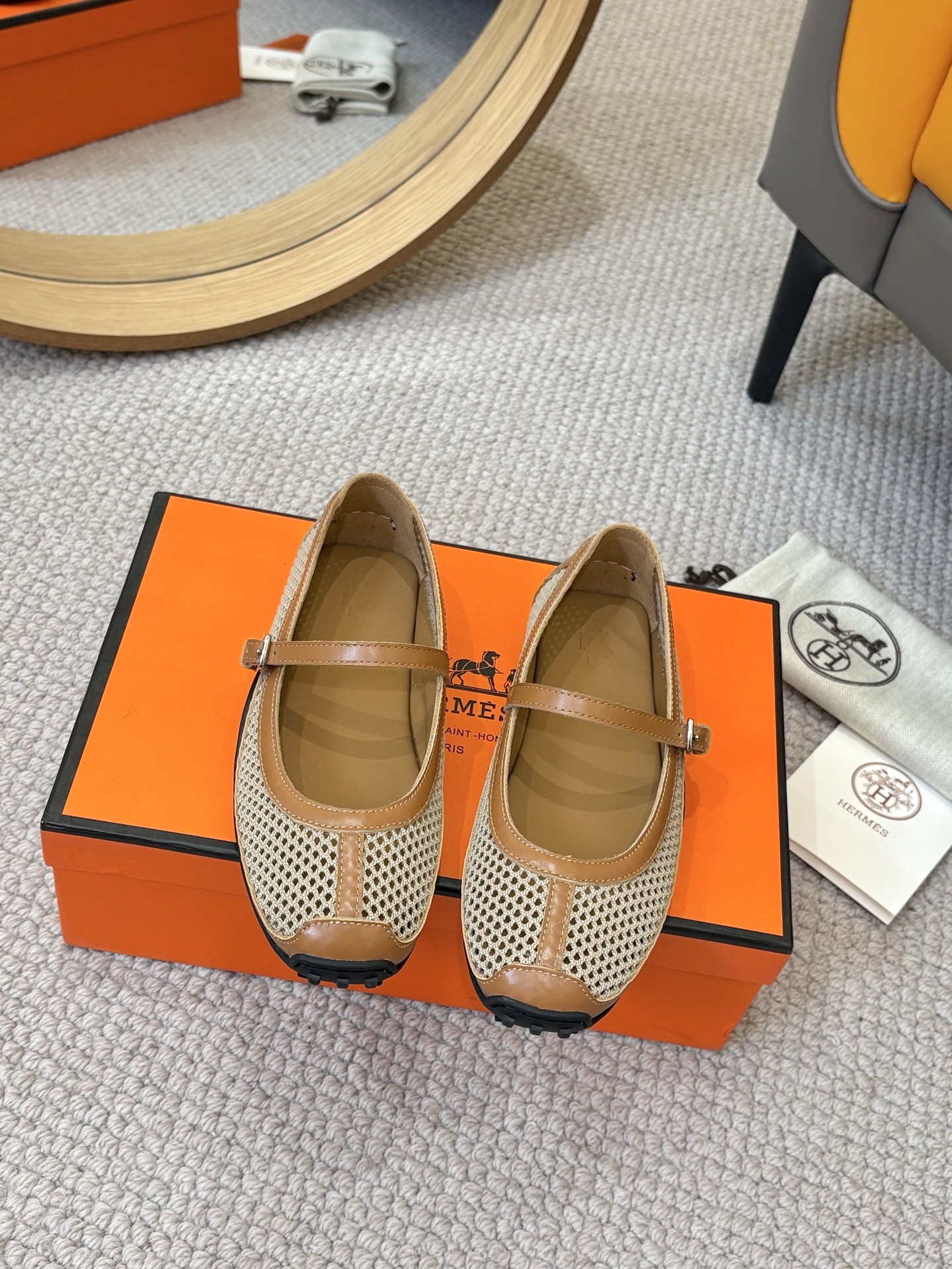 NO:225810,Hermes/Hermes H home 25ss new mesh Mary Jane casual shoes. The fashionable ugly shoes are really not ugly on the feet. They are fashionable when worn. The feet feel very comfortable and lightweight. Classic sports style   mesh color design, ugly and durable. Original custom-made top layer cowhide mesh. Original custom sheepskin. The original sole original mold-opening and non-slip sole. Size 35-39 (40.41 custom-made, no return or exchange), ballet shoes, hermes, hermes, mary jane, cowhide, sheepskin19860909Hermes/爱马仕H家25ss新款网面玛丽珍休闲鞋 丑鞋的时髦 上脚真心不丑,穿上就是时髦人儿,脚感非常舒服又轻便,经典运动风格 网面色设计,丑的耐看 面料原版定制头层牛皮网布 内里原版定制羊皮 大底原版开模防滑大底 码数35-39（40.41订做不退换）,芭蕾舞鞋,hermes,hermes,mary jane,cowhide,sheepskin,Women's Shoes