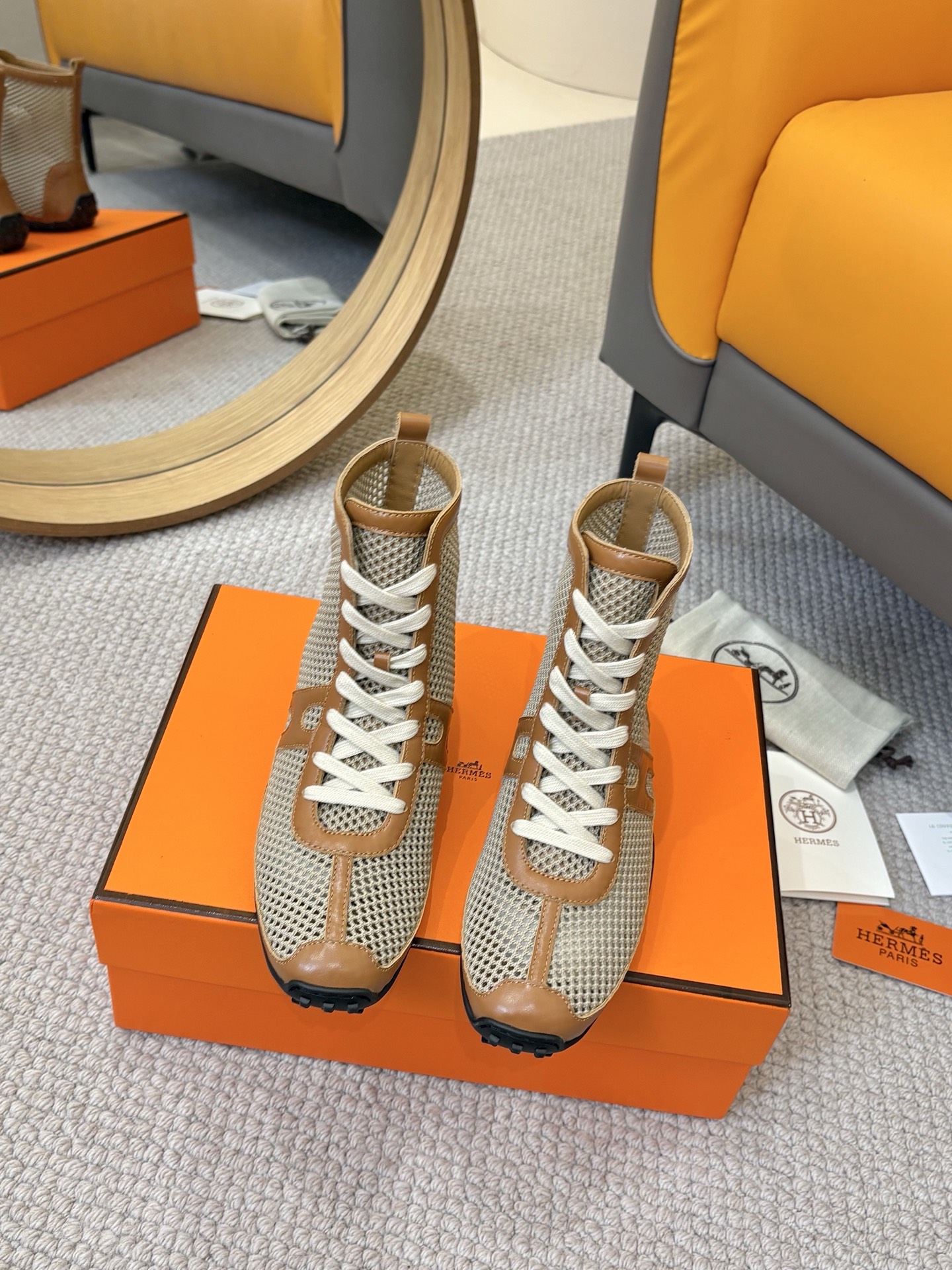 NO:225798,Hermes/Hermes H home 25ss new mesh Mary Zhen casual shoes. The fashionable ugly shoes are really not ugly. They are fashionable when worn. The feet feel very comfortable and light, classic sports style   mesh color design, ugly and durable. Original custom-made top layer cowhide mesh fabric. Original custom sheepskin. The original sole original mold-opening anti-slip sole. Size 35-39 (40.41 custom-made without return). Boots, hermes, hermes, boots, mary jane, cowhide, sheepskin19860909Hermes/爱马仕H家25ss新款网面玛丽珍休闲鞋 丑鞋的时髦 上脚真心不丑,穿上就是时髦人儿,脚感非常舒服又轻便,经典运动风格 网面色设计,丑的耐看 面料原版定制头层牛皮网布 内里原版定制羊皮 大底原版开模防滑大底 码数35-39（40.41订做不退换）,靴子,hermes,hermes,boots,mary jane,cowhide,sheepskin,Women's Shoes