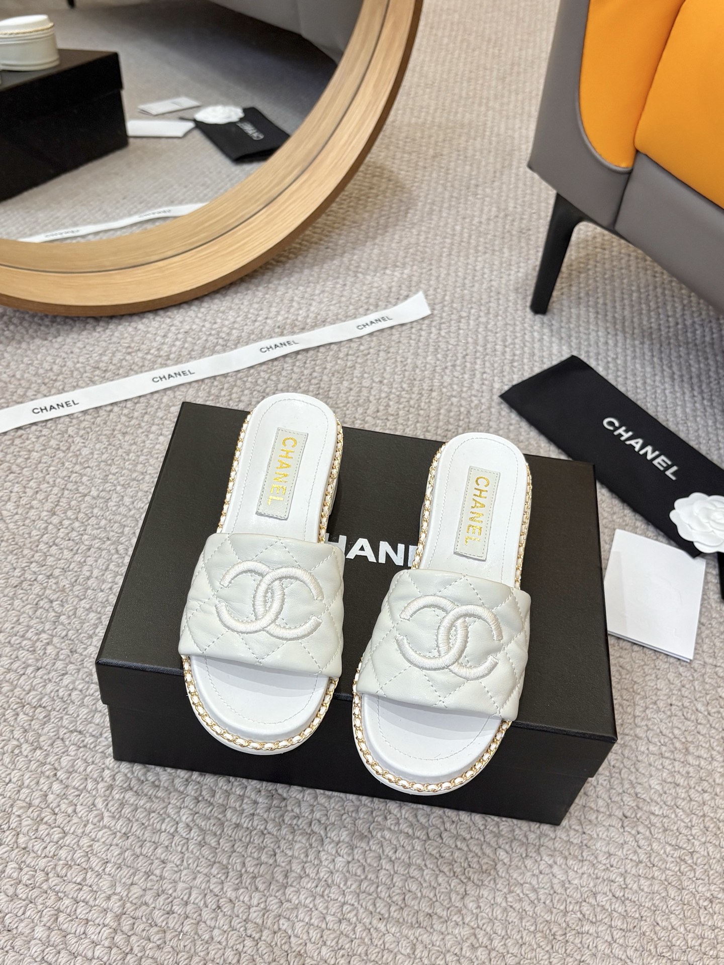 NO:225786,Top version Chanel Chanel - 2025 spring model, top double C sandals for counter This classic design; the extraordinary double C is built with a variety of color matching elements... Diversified mix and match are very beautiful and versatile, very light on the feet, comfortable, super delicate and elegant, can take care of the outdoors... Go material The upper is made of original imported sheepskin The inner is made of original sheepskin inner, outsole based on original Italian leather outsole The counter is made of high-quality packaging for women 35–40 (customized for 41) 3 colors available (black, white, pink), slippers, chanel, chanel, sandals, slippers, sheepskin, Leather soles19860909顶级版本 Chanel香奈儿——2025春款 专柜顶级双C凉鞋 这款经典设计；不平凡的双C拥入了多种配色元素…… 多元化混搭非常好看百搭,上脚非常轻巧 舒适超级秀气优雅的一款户外都能兼顾…… Go 材料 鞋面采用 原版进口羊皮 内里采用 原版羊皮内里 大底根据 原版意大利真皮大底 专柜精品包装全套女35–40（41定做） 3色可选（黑色 白色 粉色）,拖鞋,chanel,chanel,sandals,slippers,sheepskin,Leather soles,Women's Shoes