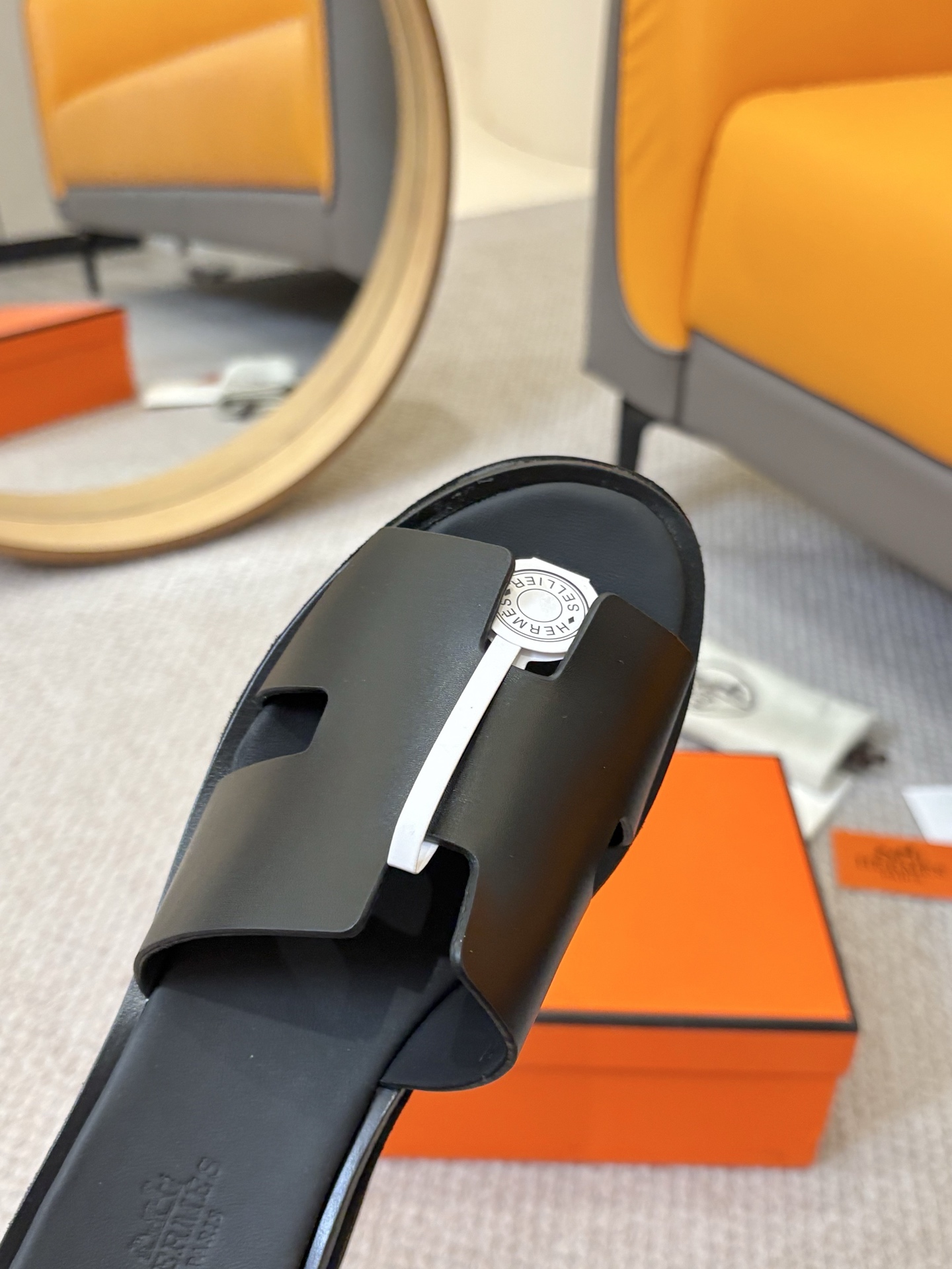 NO:225793,Hermes hermes 25ss sponge cake thick-soled slippers versatile hot-selling new colors, good looking and wearable, and high-end, spring and summer, sheepskin, new textured sandals series, upper original cowhide surface, imported water dyed sheepskin, outsole original wear-resistant, non-slip, long-sole leather edge, shoe size: 35-42 (40 41 42 custom made, no return or exchange), slippers, hermes, hermes, slippers, cowhide, sheepskin19860909爱马仕hermes 25ss松糕厚底拖鞋百搭热销款新色 好看好穿还高级,春夏决绝子底厚8.5cmHermes 爱马仕 专柜新款质感凉拖系列 鞋面原版牛皮面 内里进口水染羊皮 大底原版耐磨防滑大底真皮沿条 鞋码:35-42（40 41 42定做不退换）,拖鞋,hermes,hermes,slippers,cowhide,sheepskin,Women's Shoes