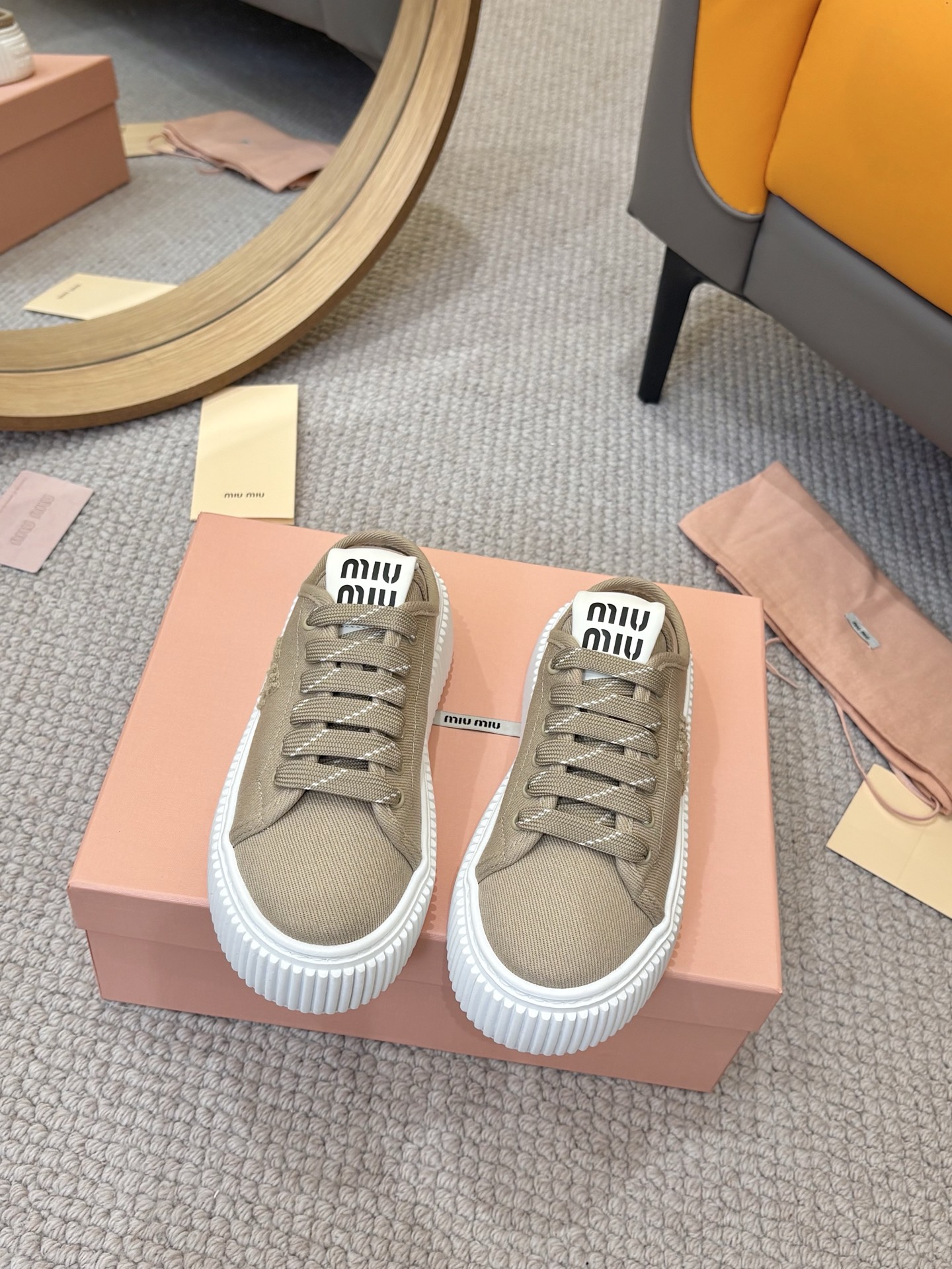 NO:225776,Miu Miu 25ss spring and summer new style thick-soled canvas casual shoes Miumiu biscuit shoes new styles are really the standard for age reduction. This year's new canvas shoes are really good looking and cute. Size 35-40 sizes, casual shoes/sports shoes, miumiu, sneakers19860909Miu Miu 缪缪 25ss春夏新款 厚底帆布休闲鞋 miumiu饼干鞋新款有喜欢上了 miumiu风真的是减龄的标配呀今年新款帆布鞋真的很好看上脚可爱感拉满啦 码数35-40码,休闲鞋/运动鞋,miumiu,sneakers,Women's Shoes