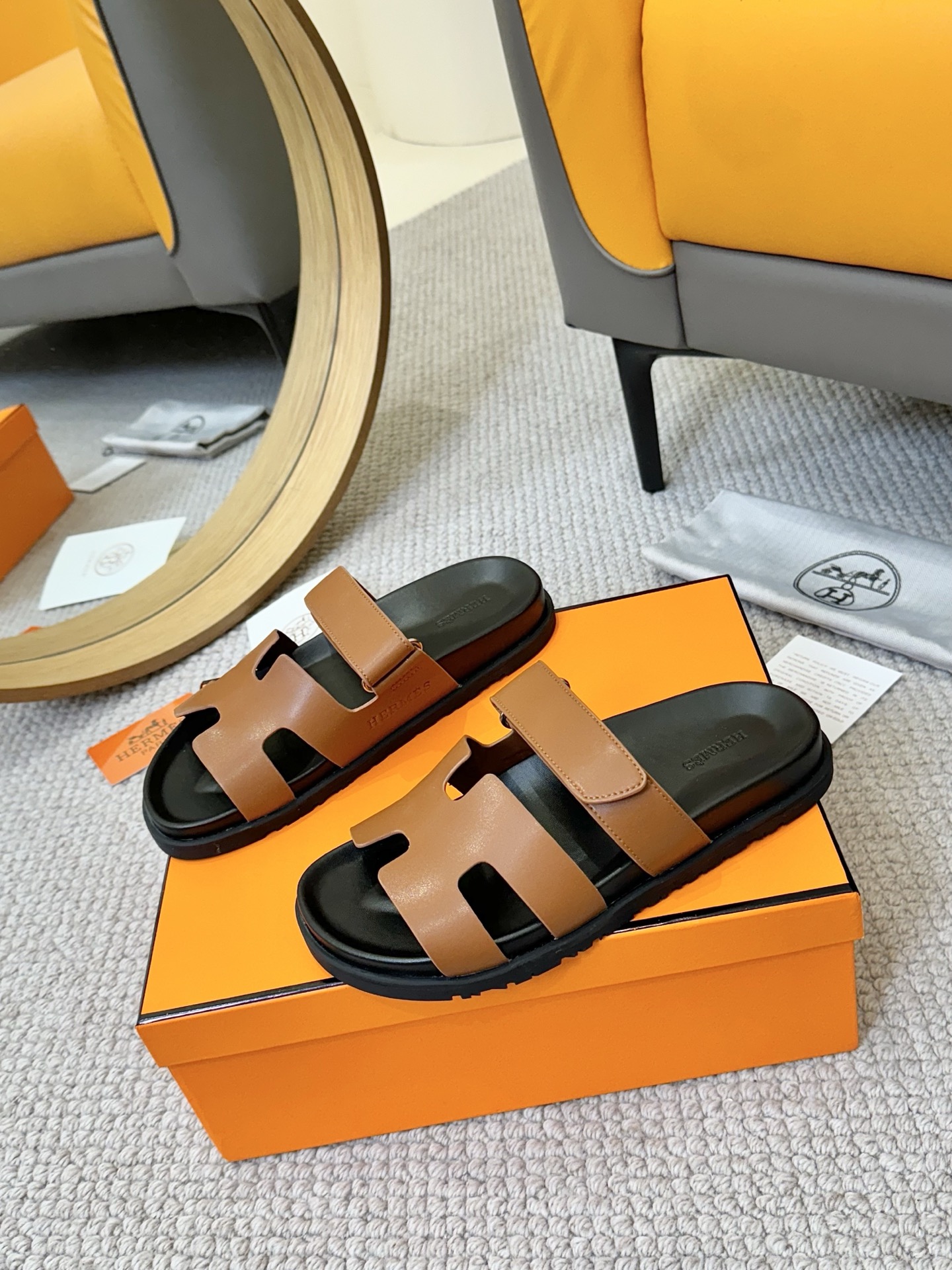 NO:257007,Women's style Men's style Hermes sandals Second uncle's slippers that are very popular recently - chypre sandals, ugly and cute. I really need versatile slippers in summer. Second uncle's slippers look good no matter how you match it, it feels casual and high-end, and the comfort is also great. Paired with various colored socks, it is fashionable to make Hermes new H sandals slippers. Outsole Tpu non-slip wear-resistant outsole size 35-40 (41 customization). Men's 38-44 (45.46 customization). Slippers, hermes, sandals, slippers, socks19860909女款 男款 最近火到不行的爱马仕凉鞋二舅拖鞋- chypre凉鞋,丑萌丑萌的. 夏天真的太需要百搭拖鞋了,二舅这双拖鞋,怎么搭配都好看,随意且高级的感觉,舒适度也很棒,搭配各种彩色袜子,潮爆了爱马仕新款H凉鞋 拖鞋 . 大底Tpu防滑耐磨大底 码数女35-40（41定制）. 男38-44（45. 46定制）.,拖鞋,hermes,sandals,slippers,socks,Women's Shoes