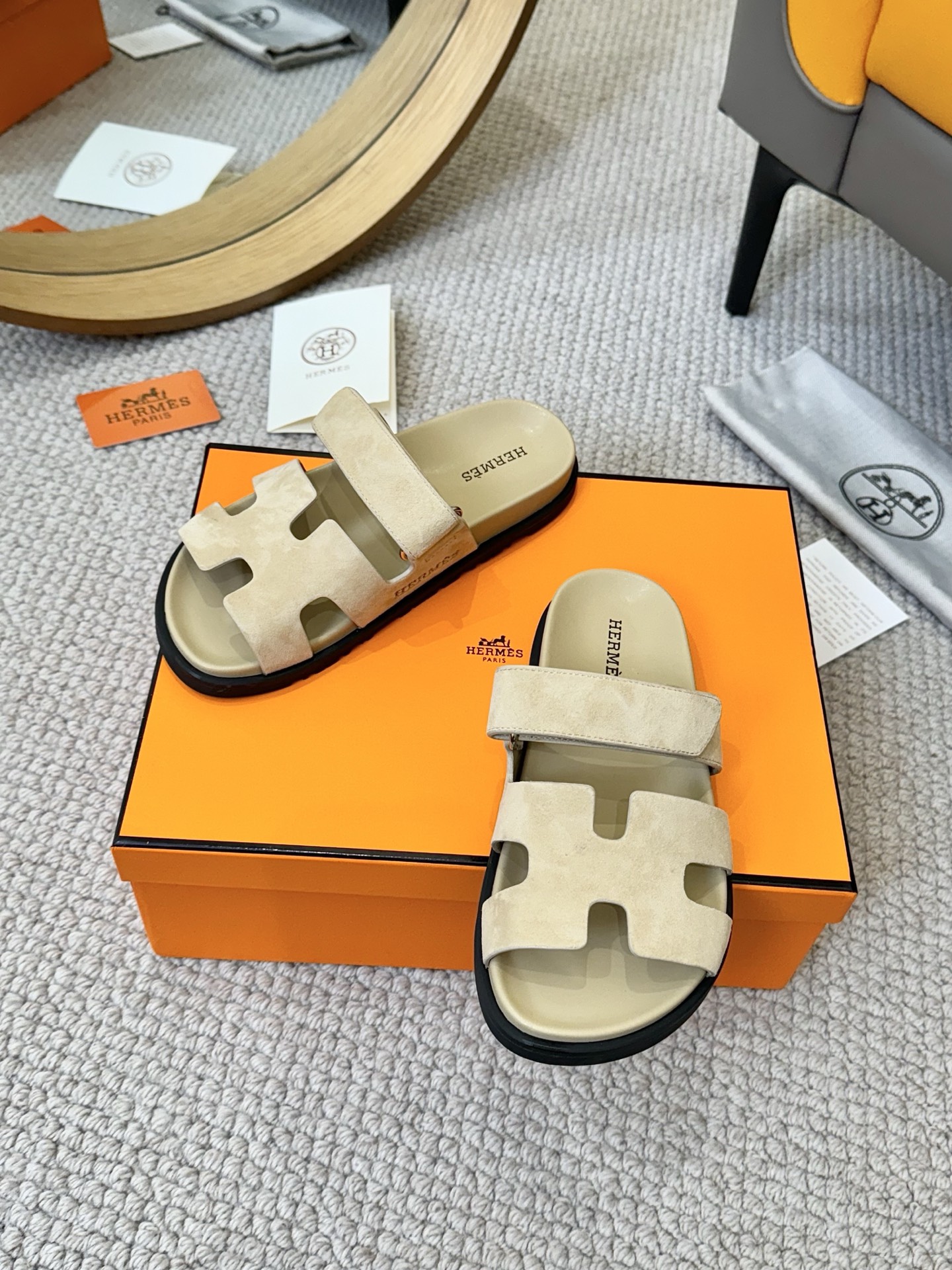 NO:256992,Women's style Men's style Hermes sandals Second uncle's slippers that are very popular recently - chypre sandals, ugly and cute. I really need versatile slippers in summer. Second uncle's slippers look good no matter how you match it, it feels casual and high-end, and the comfort is also great. Paired with various colored socks, it is fashionable to make Hermes new H sandals slippers. Outsole Tpu non-slip wear-resistant outsole size 35-40 (41 customization). Men's 38-44 (45.46 customization). Slippers, hermes, sandals, slippers, socks19860909女款 男款 最近火到不行的爱马仕凉鞋二舅拖鞋- chypre凉鞋,丑萌丑萌的. 夏天真的太需要百搭拖鞋了,二舅这双拖鞋,怎么搭配都好看,随意且高级的感觉,舒适度也很棒,搭配各种彩色袜子,潮爆了爱马仕新款H凉鞋 拖鞋 . 大底Tpu防滑耐磨大底 码数女35-40（41定制）. 男38-44（45. 46定制）.,拖鞋,hermes,sandals,slippers,socks,Women's Shoes