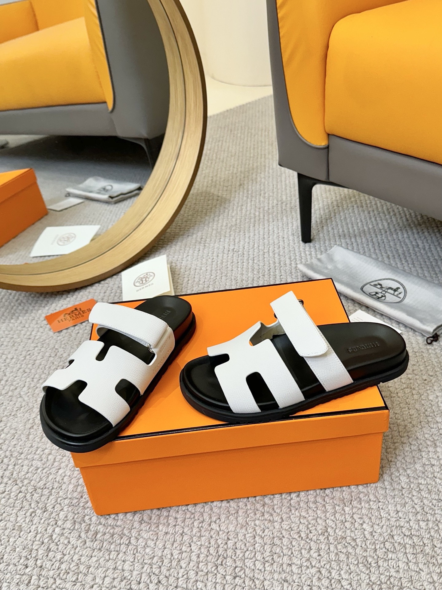 NO:256996,Women's style Men's style Hermes sandals Second uncle's slippers that are very popular recently - chypre sandals, ugly and cute. I really need versatile slippers in summer. Second uncle's slippers look good no matter how you match it, it feels casual and high-end, and the comfort is also great. Paired with various colored socks, it is fashionable to make Hermes new H sandals slippers. Outsole Tpu non-slip wear-resistant outsole size 35-40 (41 customization). Men's 38-44 (45.46 customization). Slippers, hermes, sandals, slippers, socks19860909女款 男款 最近火到不行的爱马仕凉鞋二舅拖鞋- chypre凉鞋,丑萌丑萌的. 夏天真的太需要百搭拖鞋了,二舅这双拖鞋,怎么搭配都好看,随意且高级的感觉,舒适度也很棒,搭配各种彩色袜子,潮爆了爱马仕新款H凉鞋 拖鞋 . 大底Tpu防滑耐磨大底 码数女35-40（41定制）. 男38-44（45. 46定制）.,拖鞋,hermes,sandals,slippers,socks,Women's Shoes