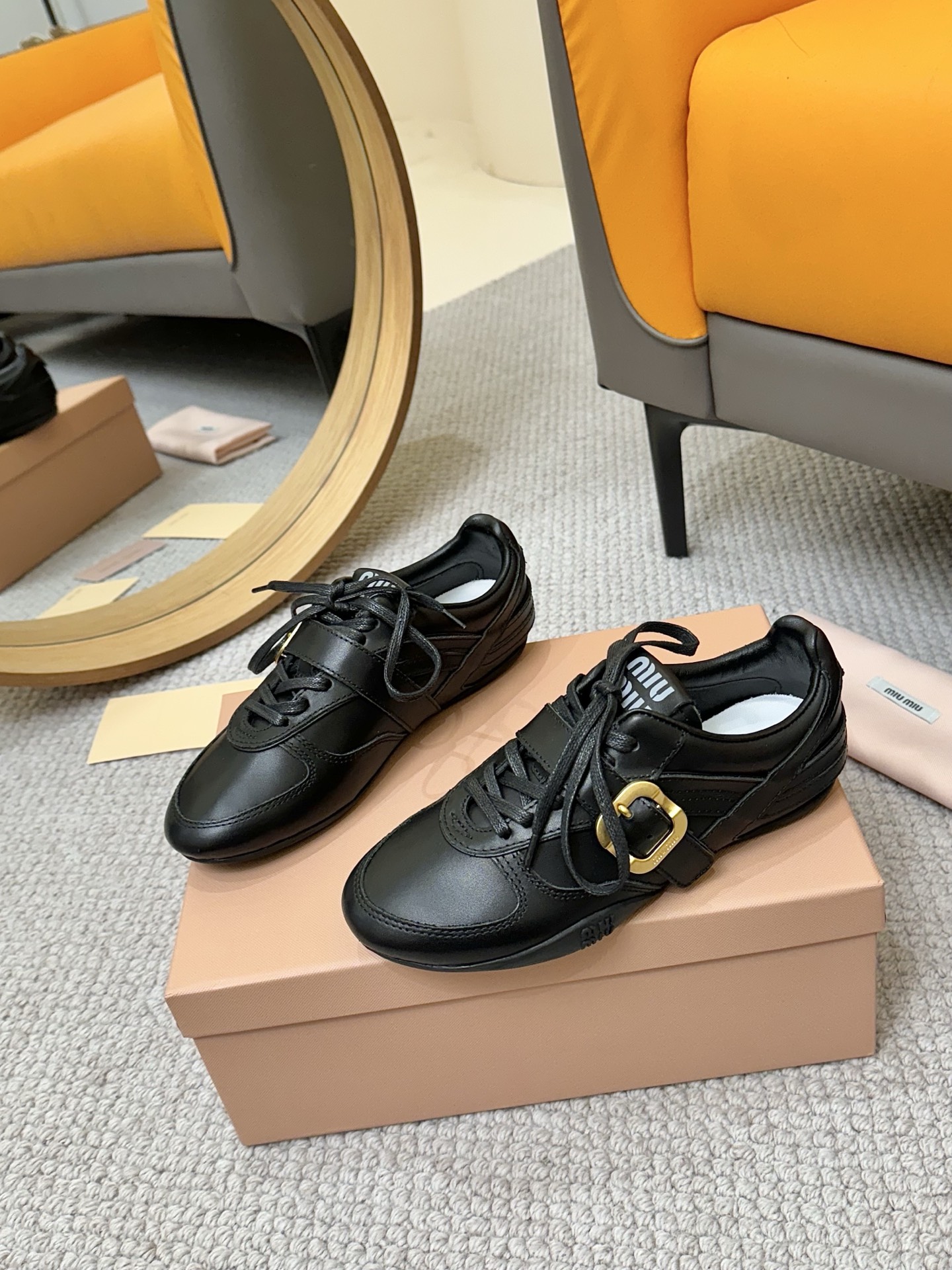 NO:387526,Miu Miu 25ss Spring and summer new style square toe loafers and uniforms are popular on American campuses. In order to protest the school's uniform regulations, students embedded a coin into the groove of the leather strap on the shoe body, and then gradually evolved into a thick-soled lace-up British style miumiu Spring and summer new style. The detailed design stands out among a number of loafers. The overall shoe shape is smooth and delicate, not heavy at all, and can completely expose the ankles, which is called the proportion of the leg lines. A lucky penny $ is embedded in the middle of the upper, which is retro and fashionable. The overall shoe shape is smooth and delicate, not heavy at all, and can completely expose the ankles, which is called the proportion of the leg lines. Imported cowhide color of fabric, inner lily, original sole  Size#35-40 (40 custom made without return), casual shoes/sports shoes, miumiu, loafers, sneakers, cowhide19860909Miu Miu 25ss 缪缪春夏新款 方圆头 乐福鞋乐福鞋搭配制服,风行美国校园.学生为抗议校内着制服的规定,便将一枚硬币嵌入鞋身皮革饰带的凹槽,后逐渐演变为厚底系带英伦风 miumiu 春夏新款,细节的设计在一众乐福鞋中脱颖而出,整体鞋型圆滑秀气,一点不笨重,可以完全露出脚踝处,称得腿部线条比例较好 鞋面中间皮革凹槽处嵌入了一枚lucky便士$,戳人的细节复古又时髦 整体鞋型圆滑秀气,一点不笨重,可以完全露出脚踝处,称得腿部线条比例较好. 面料进口牛皮擦色 内里皮里 鞋底原版鞋底 Size#35-40（40订做不退换）,休闲鞋/运动鞋,miumiu,loafers,sneakers,cowhide,Women's Shoes