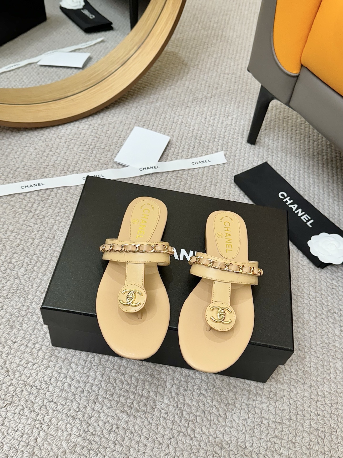 NO:387508,Top version Chanel Chanel - 2025 spring model, top double C sandals for counter This classic design; the extraordinary double C is built with a variety of color matching elements... Diversified mix and match are very beautiful and versatile, very light on the feet, comfortable, super delicate and elegant, can take care of the outdoors... Go material The upper is made of original imported sheepskin The inner is made of original sheepskin inner, outsole based on original Italian leather outsole The counter is made of full set of women's 35–40 (customized for 41) 3 colors available (black, white, apricot), split-toe shoes, chanel, chanel, sandals, sheepskin, Leather soles19860909顶级版本 Chanel香奈儿——2025春款 专柜顶级双C凉鞋 这款经典设计；不平凡的双C拥入了多种配色元素…… 多元化混搭非常好看百搭,上脚非常轻巧 舒适超级秀气优雅的一款户外都能兼顾…… Go 材料 鞋面采用 原版进口羊皮 内里采用 原版羊皮内里 大底根据 原版意大利真皮大底 专柜精品包装全套女35–40（41定做） 3色可选（黑色 白色 杏色）,分趾鞋,chanel,chanel,sandals,sheepskin,Leather soles,Women's Shoes