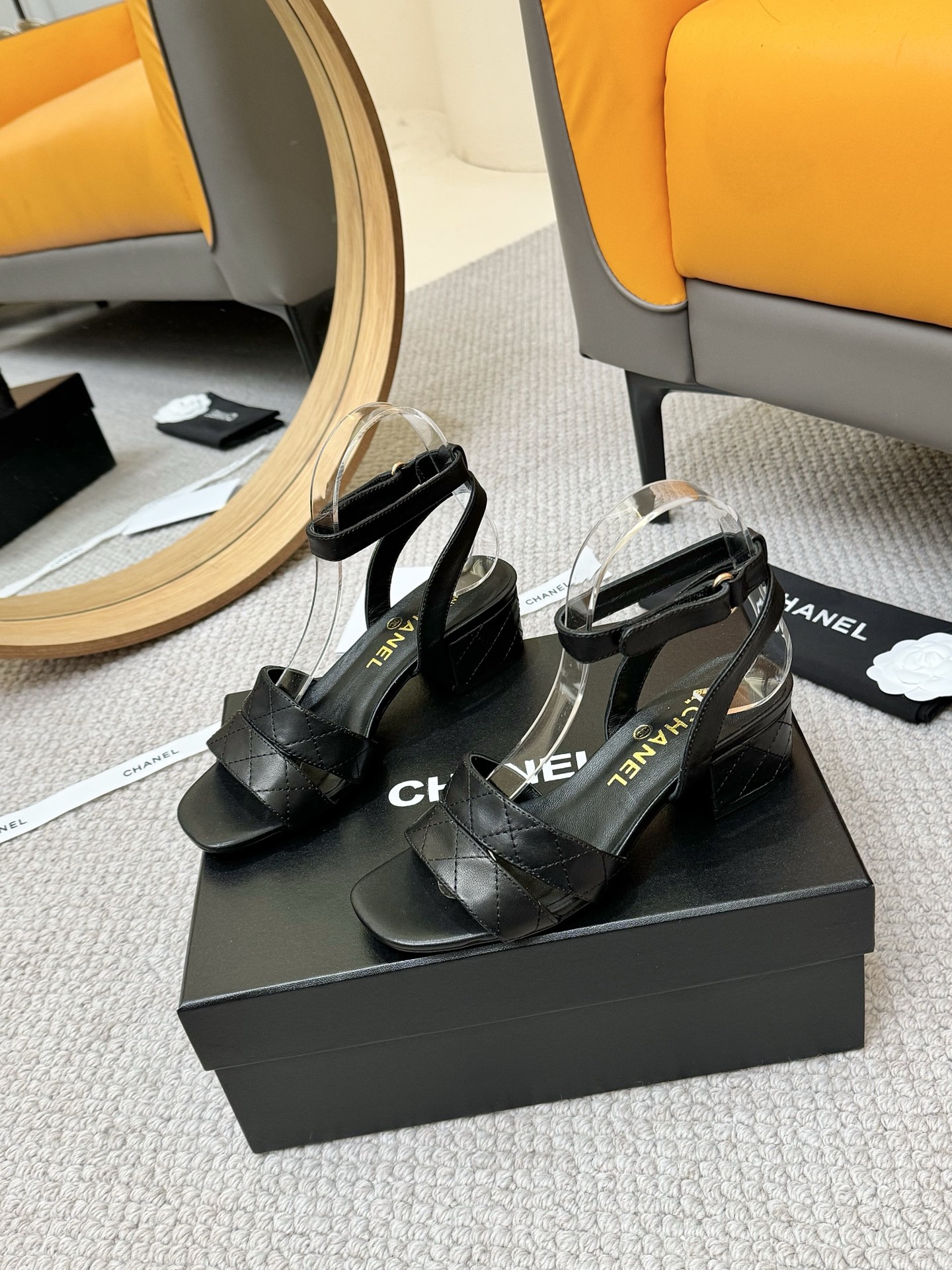 NO:387502,Chanel Chanel - 2025 spring model, top-grade electric embroidered sandals for counter This classic design; the extraordinary love embraces a variety of color matching elements... The diversified mix and match is very beautiful and versatile, and the foot is very light. Comfortable and super delicate and elegant style can be taken into consideration at the outdoors... Go material The upper is made of original imported sheepskin. The inner is made of original sheepskin inner. The sole is based on the original mold opening. The counter is made of high-quality packaging for women 35–40 (customized for 41). Three colors are available (black, white, apricot), sandals, chanel, chanel, sandals, sheepskin19860909Chanel香奈儿——2025春款 专柜顶级电绣凉鞋 这款经典设计；不平凡的爱拥入了多种配色元素…… 多元化混搭非常好看百搭,上脚非常轻巧 舒适超级秀气优雅的一款户外都能兼顾…… Go 材料 鞋面采用 原版进口羊皮 内里采用 原版羊皮内里 大底根据 原版开模大底 专柜精品包装全套女35–40（41定做） 三色可选（黑色 白色 杏色）,凉鞋,chanel,chanel,sandals,sheepskin,Women's Shoes