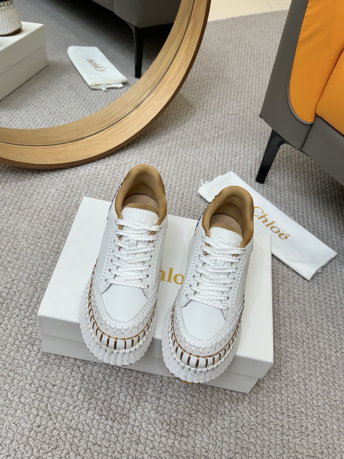 NO:387491,2025 Chloe Counter launched a new sandal at the same time, spring and summer style Guangsheng. Since the entire fashion circle has become popular, there are many colors and models. This fabric uses imported cowhide, with a refreshing texture and breathable texture without stewing feet. Fashionable and simple style. Goddess loves it. Beautiful, 8.CM ultra-light rubber foam vacuum sole, very comfortable, size 35-42 (standard size), casual shoes/sports shoes, chloe, loewe, sandals, sneakers, cowhide198609092025蔻依Chloe专柜同步上市新款凉鞋,春夏款广升 风靡整个时尚圈以来,多色多款,这款面料使用进口牛皮,,质地清爽透气不焖脚 时尚简约范儿 女神都爱 美翻啦 ,8.CM超轻橡胶发泡抽真空大底,舒适得不要不要的,35-42码（标准码）,休闲鞋/运动鞋,chloe,loewe,sandals,sneakers,cowhide,Women's Shoes