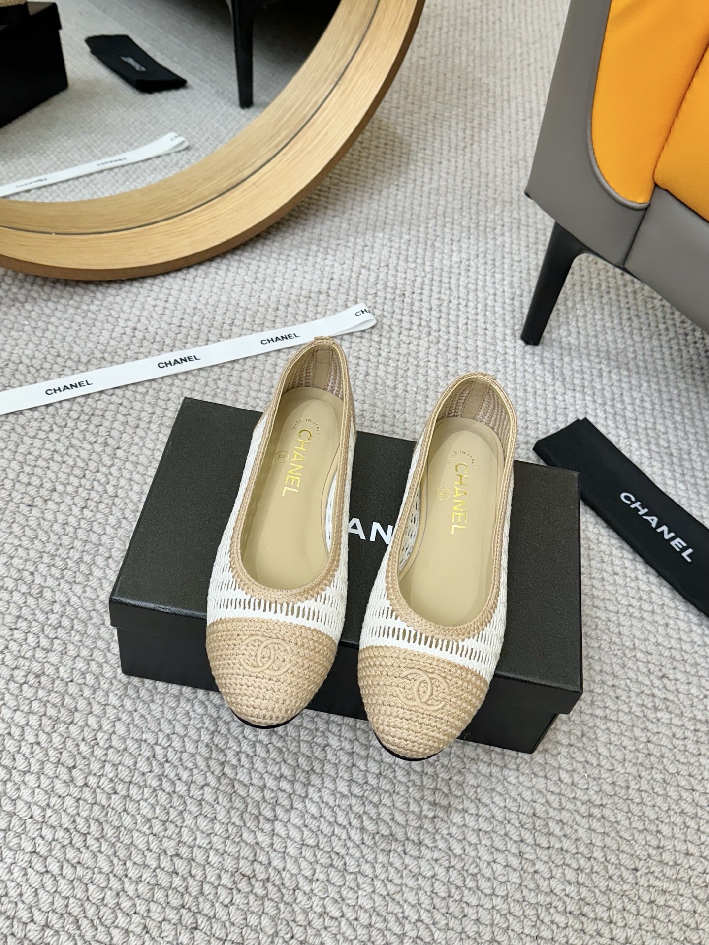 NO:387483,Chan*l classic and latest, woven hot slingback small fragrant sandals!  Single shoes!  Just like what Ms. Coco Chanel said is that the popularity is fleeting, but the style lasts forever!  This pair of empty shoes is the classic among Xiangjia classics!  The two-color combination is simple and exquisite. The universal evergreen style in the counter is always out of date!  The counter is original leather material, imported sheepskin lining, and imported cowhide leather soles from Italy!  Top quality, Size35-40 (34 40 41 42 43 customized), single shoes, chanel, chanel, chanel, sandals, cowhide, sheepskin19860909chan*l经典最新,编织爆款slingback小香凉鞋！单鞋！ 就像coco香奈儿女士说的流行稍纵即逝,但风格永存！这双后空鞋就是香家经典中的经典！双色搭配,简约精致,专柜里的万能长青款,永远不过时单品！ 专柜原版皮料,进口羊皮内里,意大利进口牛皮革鞋底！ 顶级品质,Size35-40（34 40 41 42 43定做）,单鞋,chanel,chanel,chanel,sandals,cowhide,sheepskin,Women's Shoes