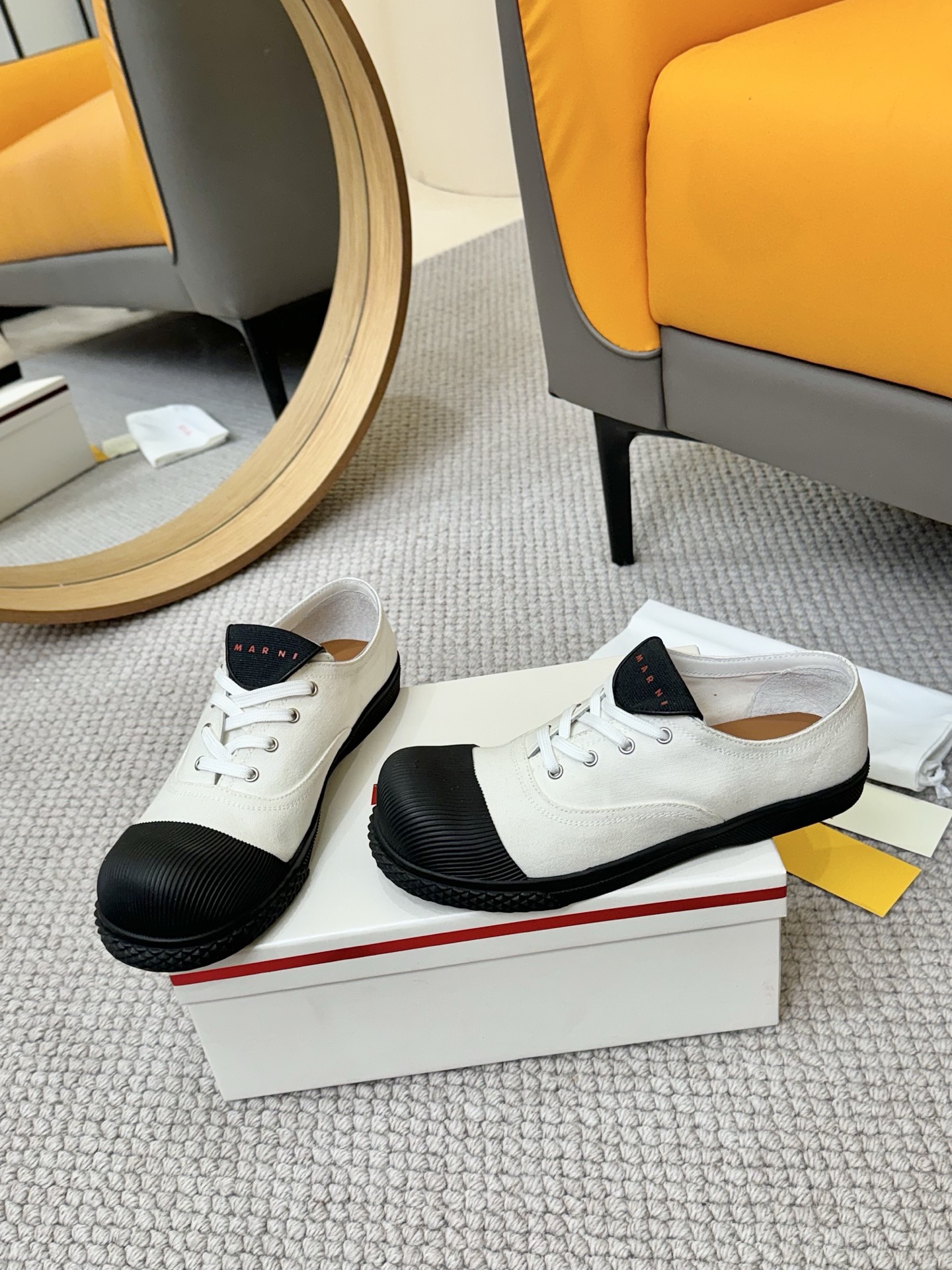 NO:387498,Marni25ss new small cute big toe shoes, so cute. The new 2025 spring and summer COTTON WAVE men and women's big toe shoes continue the brand's usual simplicity and fashion style. The design inspires from the wave form of nature, combining comfort and trendy elements, consumers who pursue personality and comfort. The shoes are really super light and soft, with fabric material and cowhide insole. They are easy to wear, and they are cute and cute!  Marni's new interpretation of cotton wave light sports shoes, canvas material. The toe is slightly raised, continuing the Martin boot toe design, giving the toe more room for activities and stretching. Shocking is coming, the same style as men and women!  Super good looking!  Canvas, inner cowhide, original open molded rubber sole, sizes for women, sizes 35~40, casual shoes/sports shoes, marni, boots, sneakers, cowhide19860909Marni25ss 新款小可爱大头鞋 太萌了 2025春夏新品的COTTON WAVE男女同款大头鞋,延续了品牌一贯的简约与时尚风格.设计灵感来源于自然界的波浪形态,结合了舒适与潮流元素,追求个性与舒适的消费者.鞋真的超级轻软,布面的材质,牛皮的内底.好穿到不行,萌萌哒很可爱！ marni全新演绎cotton wave 轻便运动鞋,帆布材质.鞋头微翘,延续马丁靴鞋头设计,给脚趾更多活动舒展空间 震撼来袭 男女同款！超级好看！ 鞋面帆布 内里牛皮 大底原版开模橡胶底 码数女码35~40码,休闲鞋/运动鞋,marni,boots,sneakers,cowhide,Women's Shoes