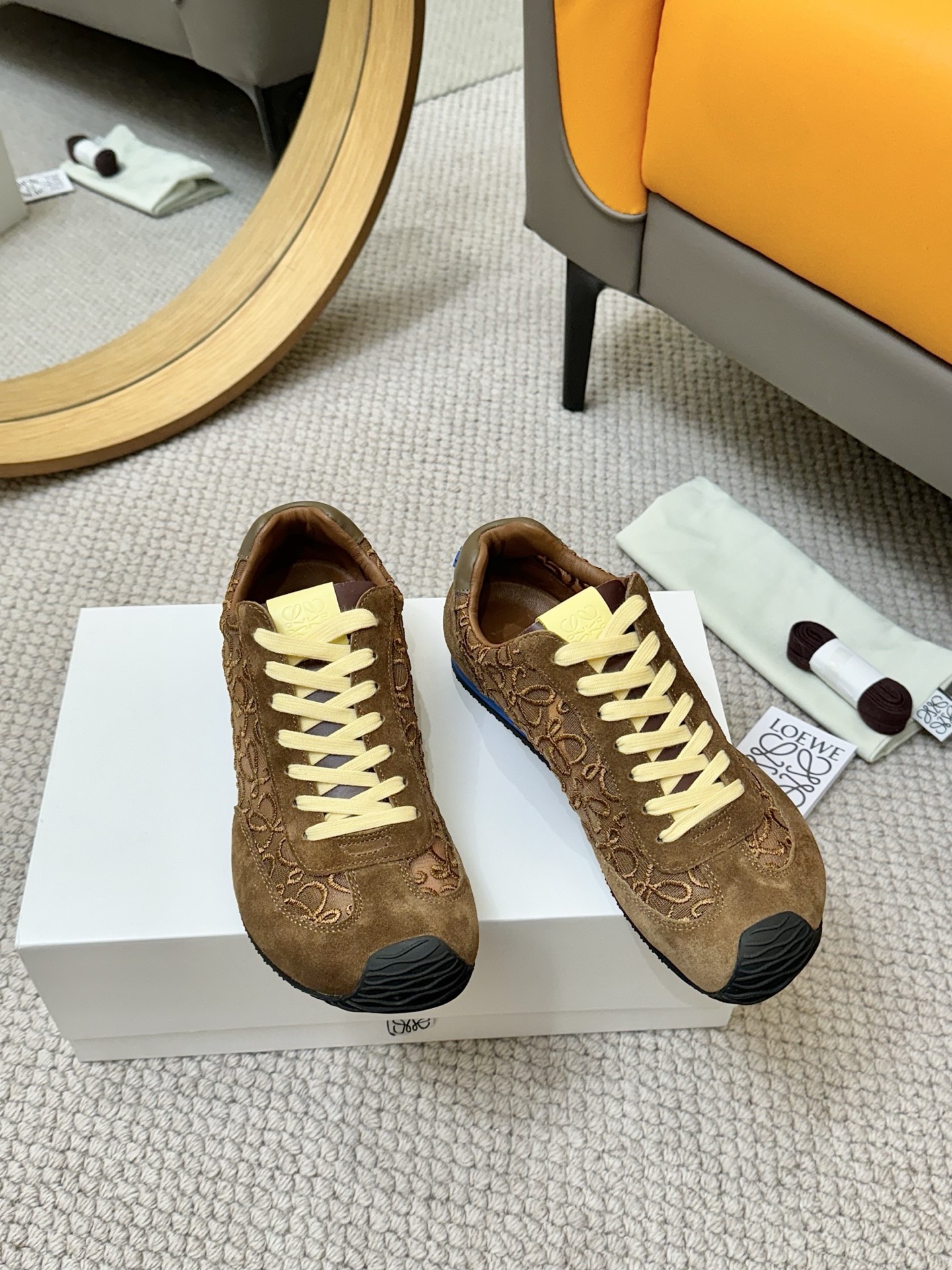 NO:387468,Women's style, men's style, Loeve LOEVE spring and summer hot ballet runner 2.0 letter color-blocking Forrest Gump casual sports running shoes, asymmetrical toe design, new wavy rubber sole extends to the toe shoe LOEVE logo, extremely recognizable, the whole pair of shoes feels comfortable and lightweight, heel 3D injection rubber logo, the upper is made of original custom fabric with genuine leather cow velvet, showing the retro style, the inner lining is made of original lambskin, soft and comfortable, full texture, sizes for women 35-40, men 40-45, casual shoes/sports shoes, loewe, loewe, sneakers, sheepskin19860909女款 男款 罗意威LOEVE 春夏爆款 ballet runner 2.0字母拼色阿甘休闲运动跑鞋 鞋头不对称设计新的波浪纹橡胶底延伸至鞋头LOEVE标志辨识度极高 整双鞋脚感舒适轻便 后跟3D注塑橡胶徽标 鞋面采用原版定制面料搭配真皮牛反绒 彰显复古风格 内里采用原版小羊皮 柔软舒适 质感满满 码数女35-40,男40-45,休闲鞋/运动鞋,loewe,loewe,sneakers,sheepskin,Women's Shoes