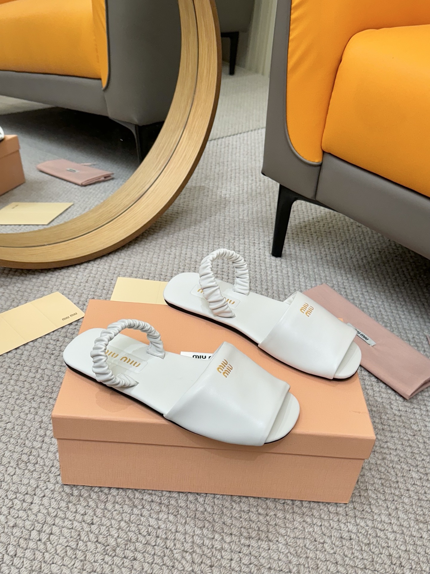 NO:387462,MiuMiu/Miu Miu 25 spring and summer show new style, simple flat sandals with one foot, official spring and summer show new style, fashionable and versatile, salty and sweet, not polished at all, super age-reducing whether wearing barefoot or socks, super invincible and versatile!  The upper is made of original calfskin, the inner foot pad is fully sheepskin, the original molded rubber outsole size: 35-40 (40 custom made without return or exchange), slippers, miumiu, sandals, slippers, cowhide, sheepskin, socks19860909MiuMiu/缪缪25春夏走秀新款一脚蹬懒人鞋简易平底凉鞋 官方春夏走秀新款,时髦百搭·即可咸又可甜·一点也不磨脚·无论光脚穿还是搭配袜子穿都超级减龄 超级无敌百搭！ 鞋面采用原版小牛皮 内里垫脚全羊皮 原版开模橡胶大底 码数:35-40（40订做不退换）,拖鞋,miumiu,sandals,slippers,cowhide,sheepskin,socks,Women's Shoes