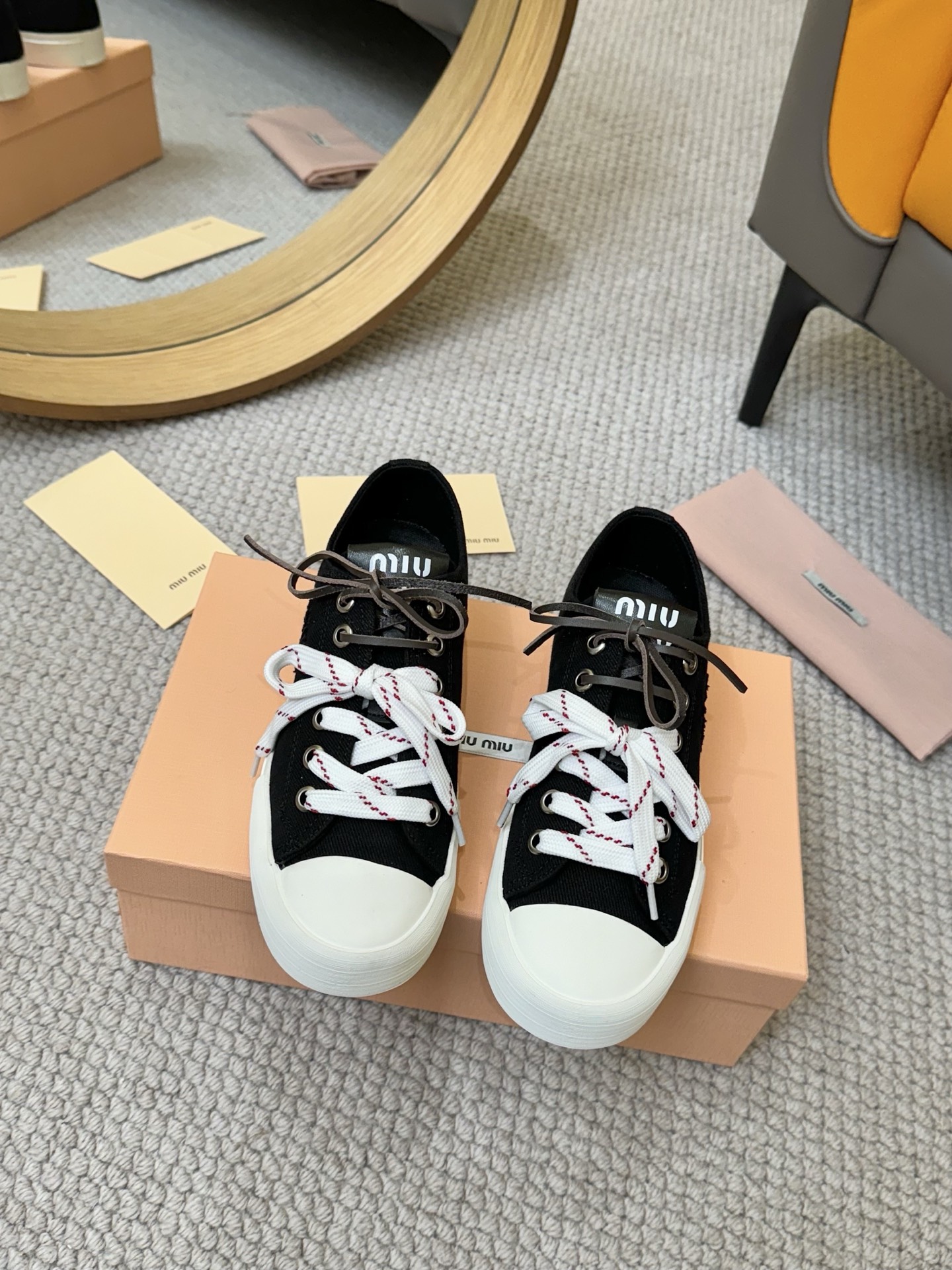 NO:387447,MiuMiu 25 spring and summer new American retro style biscuit shoes casual canvas shoes double lace cloth shoes leather shoes. It is a popular pair of lace cloth shoes. It is a must-have model~ Simple and high-end. It is very comfortable to match with the feet casually. It is a must-have model for the year!  The latest spring and summer catwalk cloth shoes are popular among domestic and foreign bloggers. The Xiaohongshu grass planting series, the retro and fashionable and beautiful sneaker design, and the highly recognizable shoe tongue creates a Buddhist sweet casual style~~ The aura of the foot is very casual!  Original custom high-density canvas on the upper, inner foot pad breathable canvas cowhide, original open molded two-color rubber outsole 3cm size 35-40 (40 custom made without return or exchange), casual shoes/sports shoes, miumiu, sneakers, cowhide19860909MiuMiu 缪缪25春夏新款美式复古风饼干鞋休闲帆布鞋双鞋带布鞋皮鞋 颜值担当火爆双鞋带布鞋 不得不入的一款～简约高级 随意搭配上脚非常舒适,年度必入款！春夏最新走秀款布鞋国内外博主刷爆的一款,小红书种草系列,复古又时髦上脚美炸了简约的运动板鞋设计,极具辨识度的鞋舌,打造佛系甜美的休闲风~~上脚气场十足随意搭配！ 鞋面原版定制高密度帆布 内里垫脚透气帆布 牛皮 鞋底原版开模双色橡胶大底 3cm 码数35-40（40定做不退换）,休闲鞋/运动鞋,miumiu,sneakers,cowhide,Women's Shoes