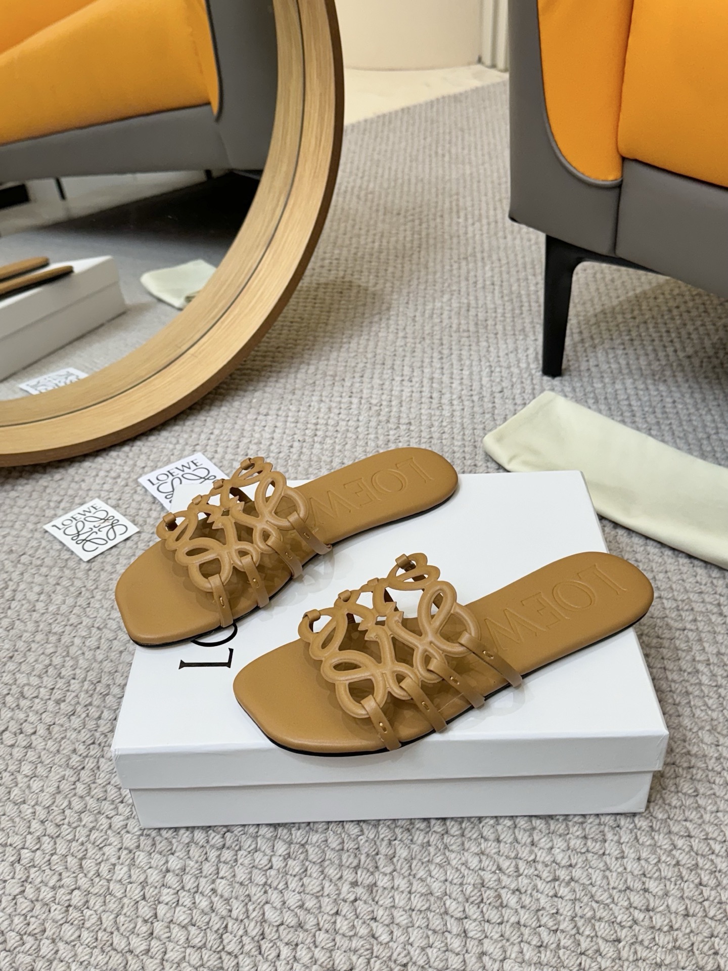 NO:786203,LOEWE’s new flat sandals?  !  Comfortable sandals are here. Must-have sandals for summer. Wear summer on your feet!  Loewe slippers, the crazy simple design feels cleaner and more elegant, which will make you remember them. The color is also very attractive and beautiful. The moment you put it on your feet, you are full of temperament. You are simply invincible and handsome. Size 35-40, slippers, loewe, loewe, sandals, slippers19860909LOEWE新款平底凉鞋？！ 舒服的凉拖来啦 夏日必备凉鞋 把夏天穿在脚上！罗意威拖鞋 疯狂种草简约设计感觉更干净优雅让你念念不忘 颜色也很耐看漂亮,上脚瞬间气质十足气场,简直无敌帅气 码数35-40码,拖鞋,loewe,loewe,sandals,slippers,Women's Shoes