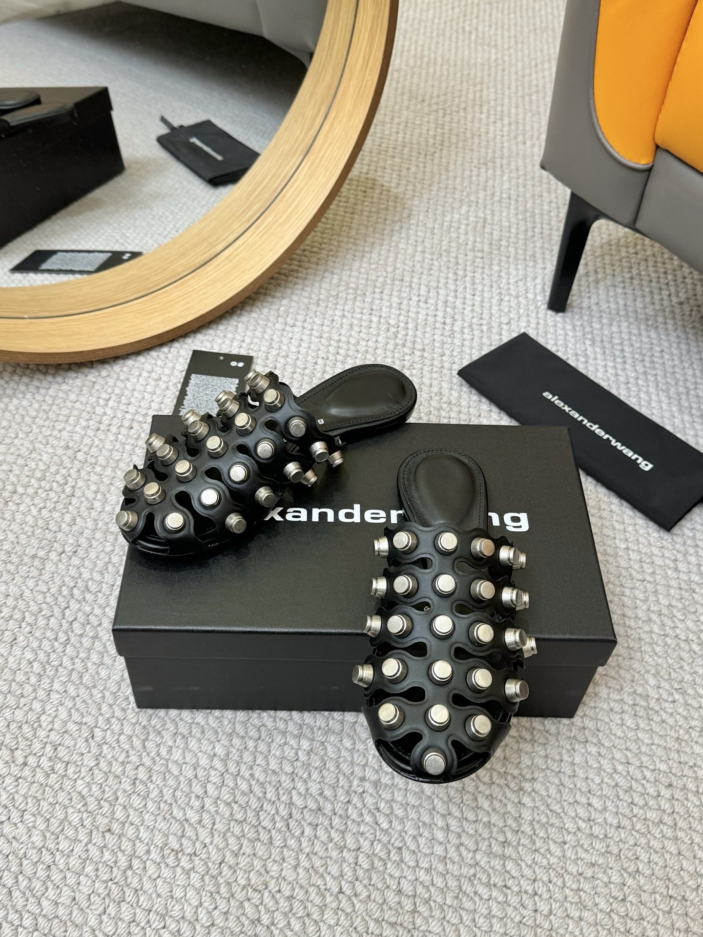 NO:387434,25ss Spring and Summer New style Liu Ding shoes Slippers with unique style and super texture. Love it. This style is simple and fashionable and comfortable to wear. An indispensable model in summer presents a brand new iconic outline. This shoe is made of soft leather and hollow heel with hardware logo. Size 35-40 sizes, semi-torque, alexander wang, slippers1986090925ss春夏 新款 柳丁鞋 拖鞋个性御姐风 超有质感 爱了爱了 该款设计简约上脚时尚舒服 夏季不可缺少的一款大王呈现焕然一新的标志性轮廓.这款鞋履由柔软皮制成镂空鞋跟搭配五金件徽标 码数35-40码,半拖,alexander wang,slippers,Women's Shoes