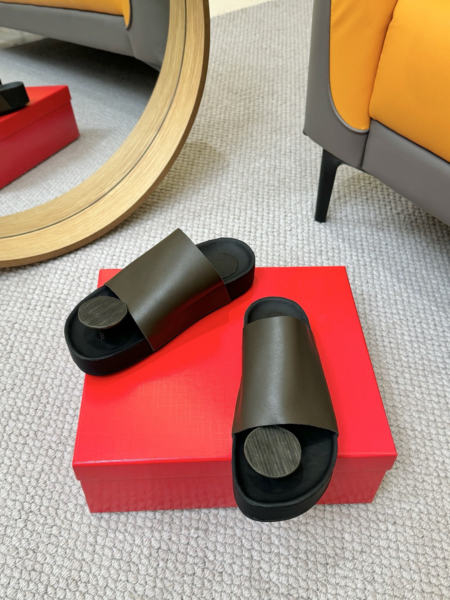 NO:387417,Niche brand UMA one-piece slippers, wash and make old yyds!  Lazy and high-end feel, wash and make old yyds!  Lazy and high-end sense. The exclusive washing process makes the upper come with a retro filter, and the gray-toned Morandi color is as gentle as being kissed by the sea breeze. Compared with the cheap feeling of ordinary plastic, this pair of textures is as delicate as oil brushstrokes, and is designed with matte grains on the feet. When you wear it, you can take a photo at the beach and you will take a photo with the same atmosphere as the blogger. Size 34-40, slippers, slippers19860909小众品牌UMA一片式拖鞋 水洗做旧yyds！慵懒高级感拿捏水洗做旧yyds！慵懒高级感拿捏 独家水洗工艺让鞋面自带复古滤镜,灰调莫兰迪色系像被海风吻过般温柔～对比普通塑料拖的廉价感,这双纹理细腻如油画笔触,搭配夹脚带磨砂颗粒设计,穿去海边随手拍都是ins博主同款氛围感大片 码数34-40码,拖鞋,slippers,Women's Shoes