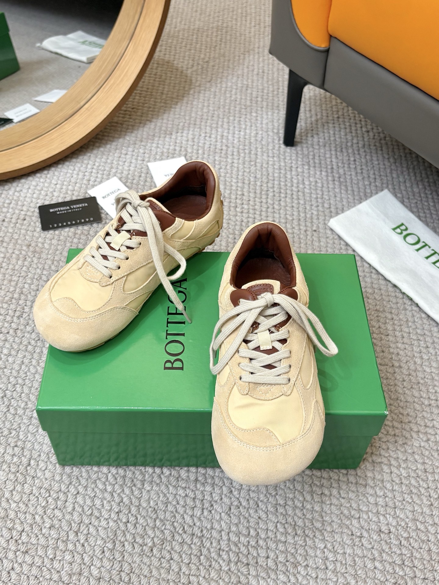 NO:387398,Women's model, men's model, Bottega Veneta's hot new sneakers, casual shoes, Desert shoes, BV, the retro style of the 1990s, the upper is made of mesh fabric, echoing the brand's iconic intrecciato braiding elements, showing a delicate and avant-garde design. Made of lightweight technology fabric, suede and mesh, low-top lace-up design, casual and comfortable, and fine sculpting of the styling design. Fabric matte cowhide inner lining original size 35-45 (45 customization, no return or exchange) 39.40 Notes for men and women's size, casual shoes/sports shoes, bottega Veneta, bottega Veneta, sneakers, cowhide19860909女款 男款 刘雯同款Bottega Veneta火爆新款运动鞋休闲鞋徳训鞋 BV 90年代复古风格为灵感,鞋面选用网纱面料,呼应品牌标志性intrecciato编织元素,展现出精致前卫的设计风格.采用轻质科技面料、绒面革和网布制成,低帮系带的设计,休闲舒适又不乏造型设计的精细雕琢 面料磨砂牛皮 内里原版内里 尺码35-45(45定制不退不换)39.40备注男女码,休闲鞋/运动鞋,bottega veneta,bottega veneta,sneakers,cowhide,Women's Shoes