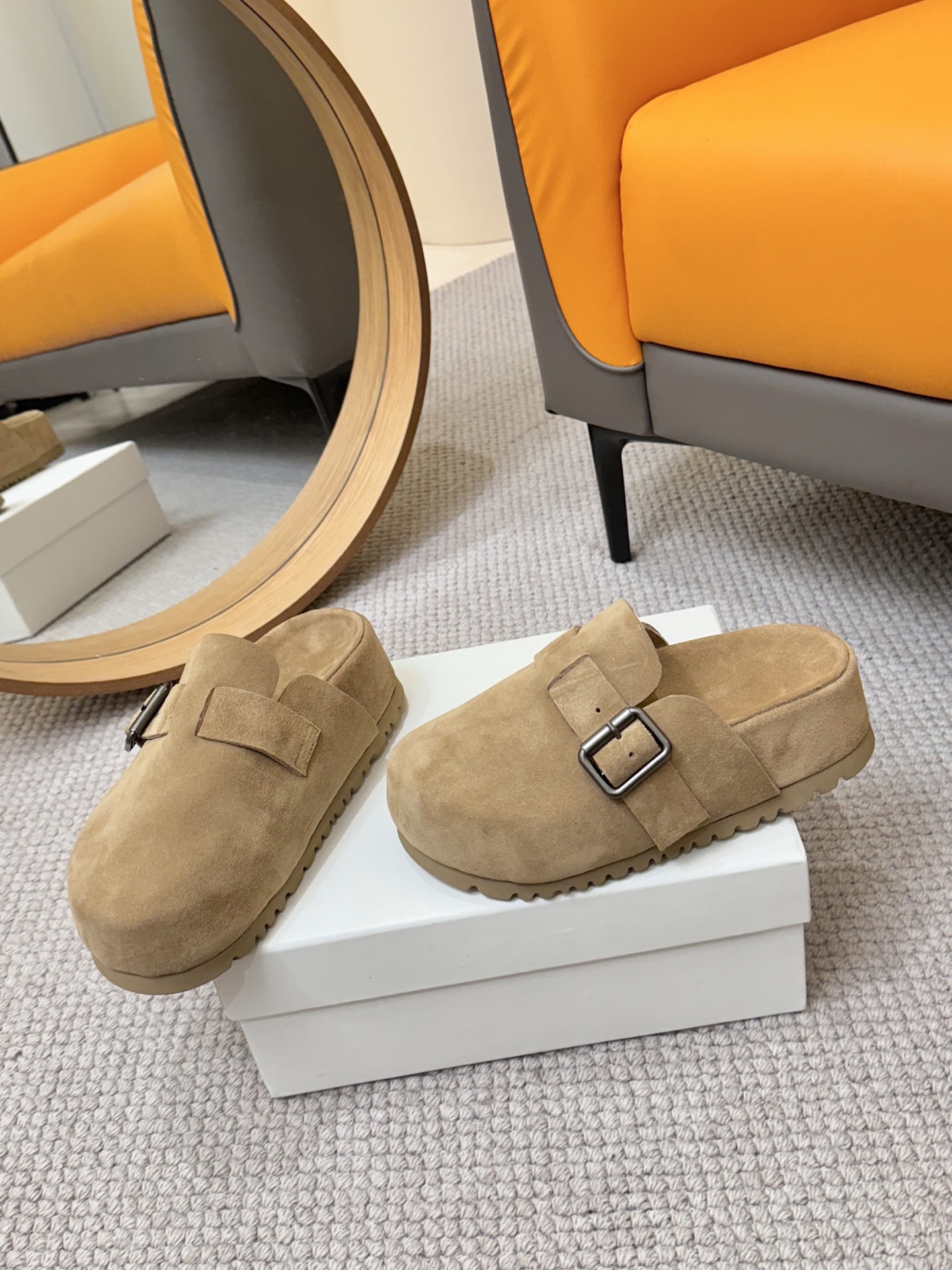 NO:387370,25ss early spring new high-rise thick-soled Boken slippers with toe semi-travel, matched with neat and youthful design!  Comfortable and versatile, it also has excellent durability!  Combining the perfect balance and elegant style of fashion and comfort, I believe every girl with high heels will be attracted by it. The upper is made of original cowhide, inner footbed cowhide, rubber sole, size 35/40 (40 custom made without return or exchange), semi-torque, slippers, cowhide1986090925ss早春新款增高厚底博肯拖鞋包头半拖 搭配利落年轻的设计！舒适百搭的同时也具备出色的耐用性！ 融合了时尚与舒适的完美平衡高雅风采相信每个高跟女孩都会为之心动 鞋面采用原版牛皮 内里垫脚牛皮 鞋底橡胶大底 码数35/40（40定做不退不换）,半拖,slippers,cowhide,Women's Shoes