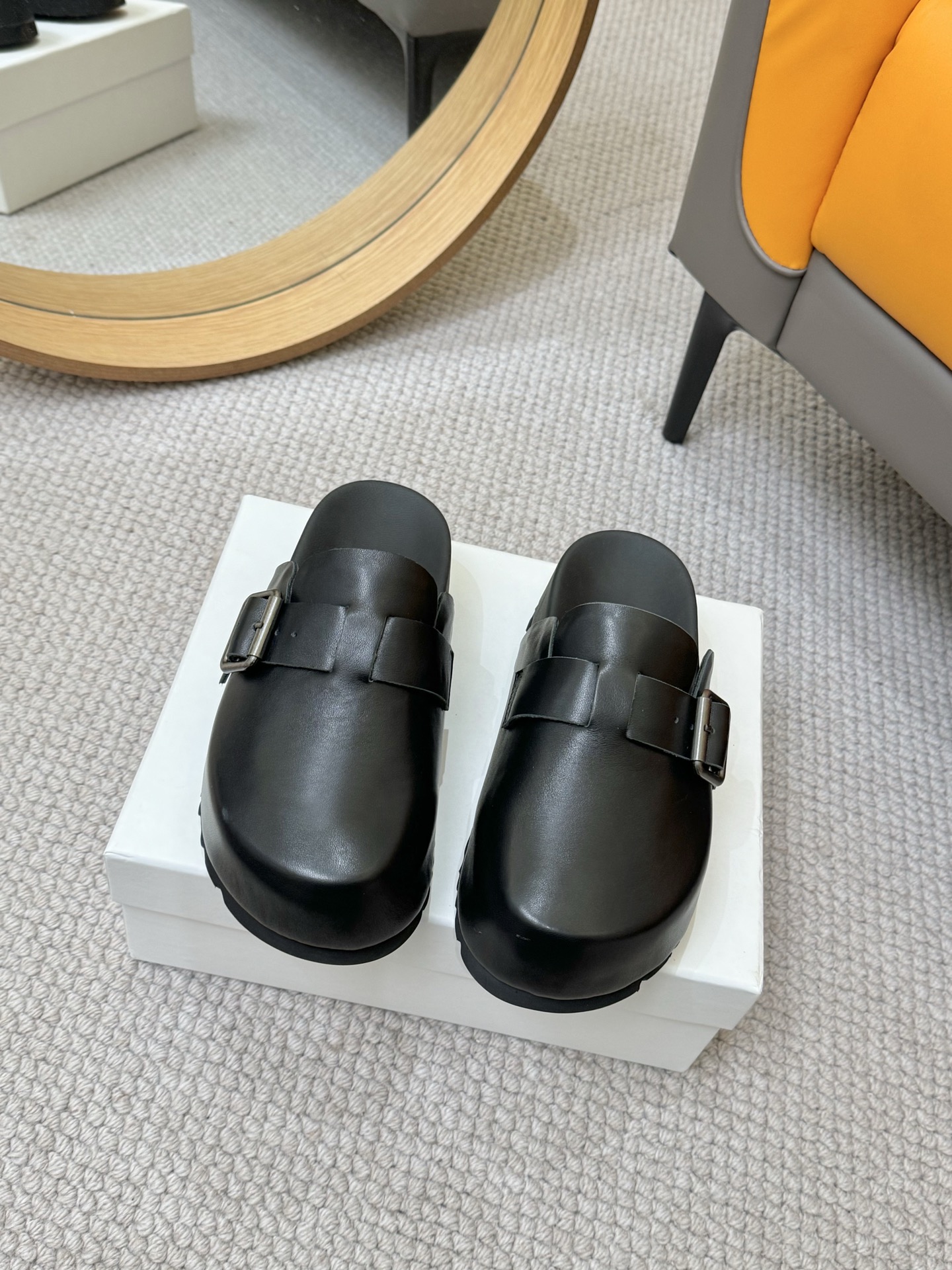 NO:387379,25ss early spring new high-rise thick-soled Boken slippers with toe semi-travel, matched with neat and youthful design!  Comfortable and versatile, it also has excellent durability!  Combining the perfect balance and elegant style of fashion and comfort, I believe every girl with high heels will be attracted by it. The upper is made of original cowhide, inner footbed cowhide, rubber sole, size 35/40 (40 custom made without return or exchange), semi-torque, slippers, cowhide1986090925ss早春新款增高厚底博肯拖鞋包头半拖 搭配利落年轻的设计！舒适百搭的同时也具备出色的耐用性！ 融合了时尚与舒适的完美平衡高雅风采相信每个高跟女孩都会为之心动 鞋面采用原版牛皮 内里垫脚牛皮 鞋底橡胶大底 码数35/40（40定做不退不换）,半拖,slippers,cowhide,Women's Shoes