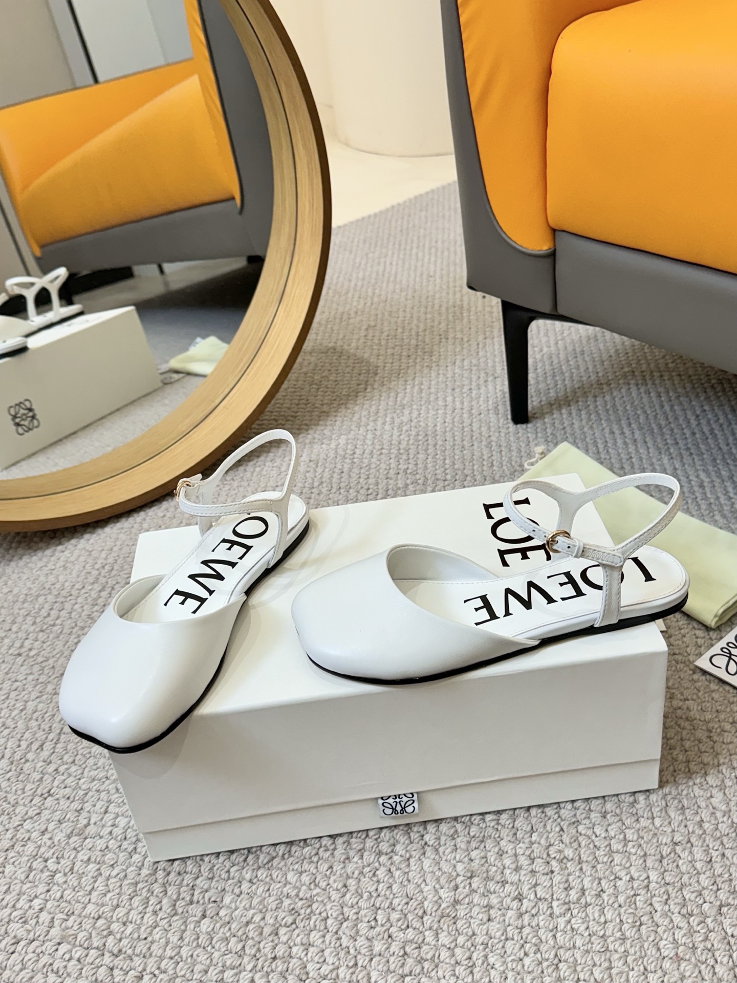 NO:387429,LOEWE 25ss Spring and Summer Latest Style Flats Fashion Sandals This year's popular brands. Many celebrity fashion bloggers plant grass. Little fairies who like this style must buy it. The toe-toe design is super flavorful. The upper is imported calfskin. Mixed-bred sheepskin. Italian leather outsole. Size: 35-40 (customized for 40), sandals, loewe, loewe, sandals, cowhide, sheepskin, Leather soles19860909LOEWE 罗意威 25ss春夏最新款 平底 时装凉鞋  今年超火的品牌 好多明星网红时尚博主种草 喜欢这种风格的小仙女必须要入手哦 鞋头大头的设计 超级有味道 鞋面采用进口小牛皮 内里混种羊皮 意大利真皮大底 码数: 35-40（40定做）,凉鞋,loewe,loewe,sandals,cowhide,sheepskin,Leather soles,Women's Shoes