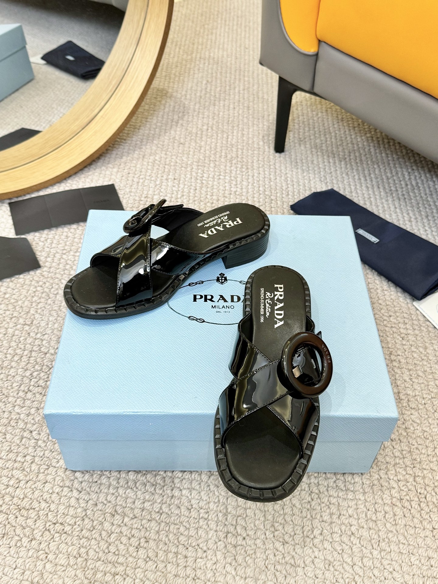 NO:387421,Prada's new cross thick heel sandals are a must-have for summer!  The retro, fashionable and avant-garde sole and upper make the whole pair of shoes light and comfortable. It meets the variety of choices for fashionable people in different styles and is very comfortable to wear. The novel round button is printed with logo and ancient beach sandals. Each design is on the fashionable point. Size 35-40 sizes, slippers, prada, prada, sandals, slippers19860909Prada普拉达新款交叉粗跟凉鞋 夏季必备！ 复古时髦前卫的鞋底搭配鞋面让整双鞋轻便舒适 满足不同风格时髦人士的多种选择上脚非常舒适 新颖圆扣上印有logo搭配古沙滩凉鞋造型每一个设计都踩在时髦点上 码数35-40码,拖鞋,prada,prada,sandals,slippers,Women's Shoes