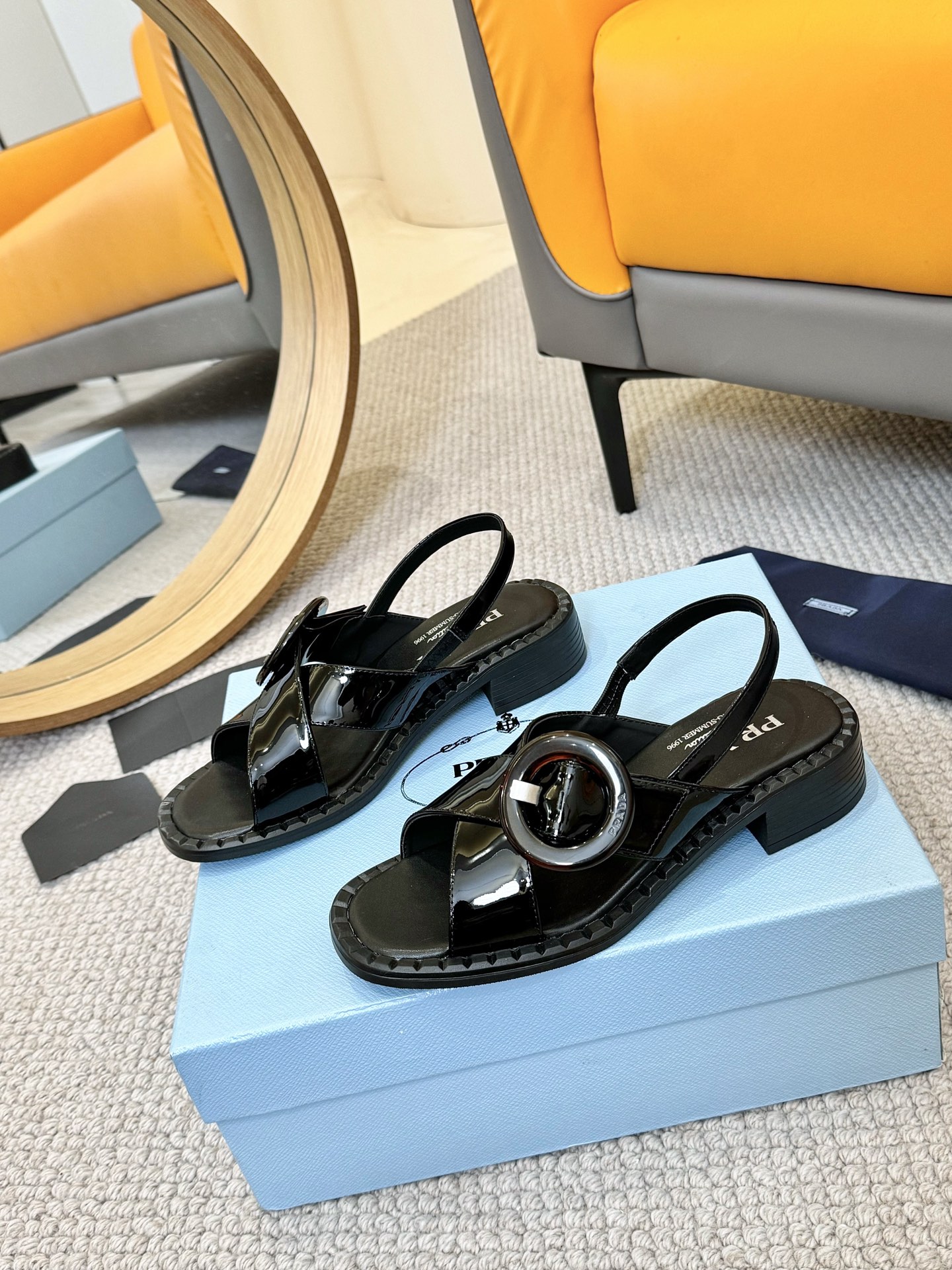 NO:387402,Prada's new cross thick heel sandals are a must-have for summer!  The retro, fashionable and avant-garde sole and upper make the whole pair of shoes light and comfortable. It meets the variety of choices for fashionable people in different styles and is very comfortable to wear. The novel round button is printed with logo and ancient beach sandals. Each design is on the fashionable point. Size 35-40 sizes, sandals, prada, prada, sandals19860909Prada普拉达新款交叉粗跟凉鞋 夏季必备！ 复古时髦前卫的鞋底搭配鞋面让整双鞋轻便舒适 满足不同风格时髦人士的多种选择上脚非常舒适 新颖圆扣上印有logo搭配古沙滩凉鞋造型每一个设计都踩在时髦点上 码数35-40码,凉鞋,prada,prada,sandals,Women's Shoes