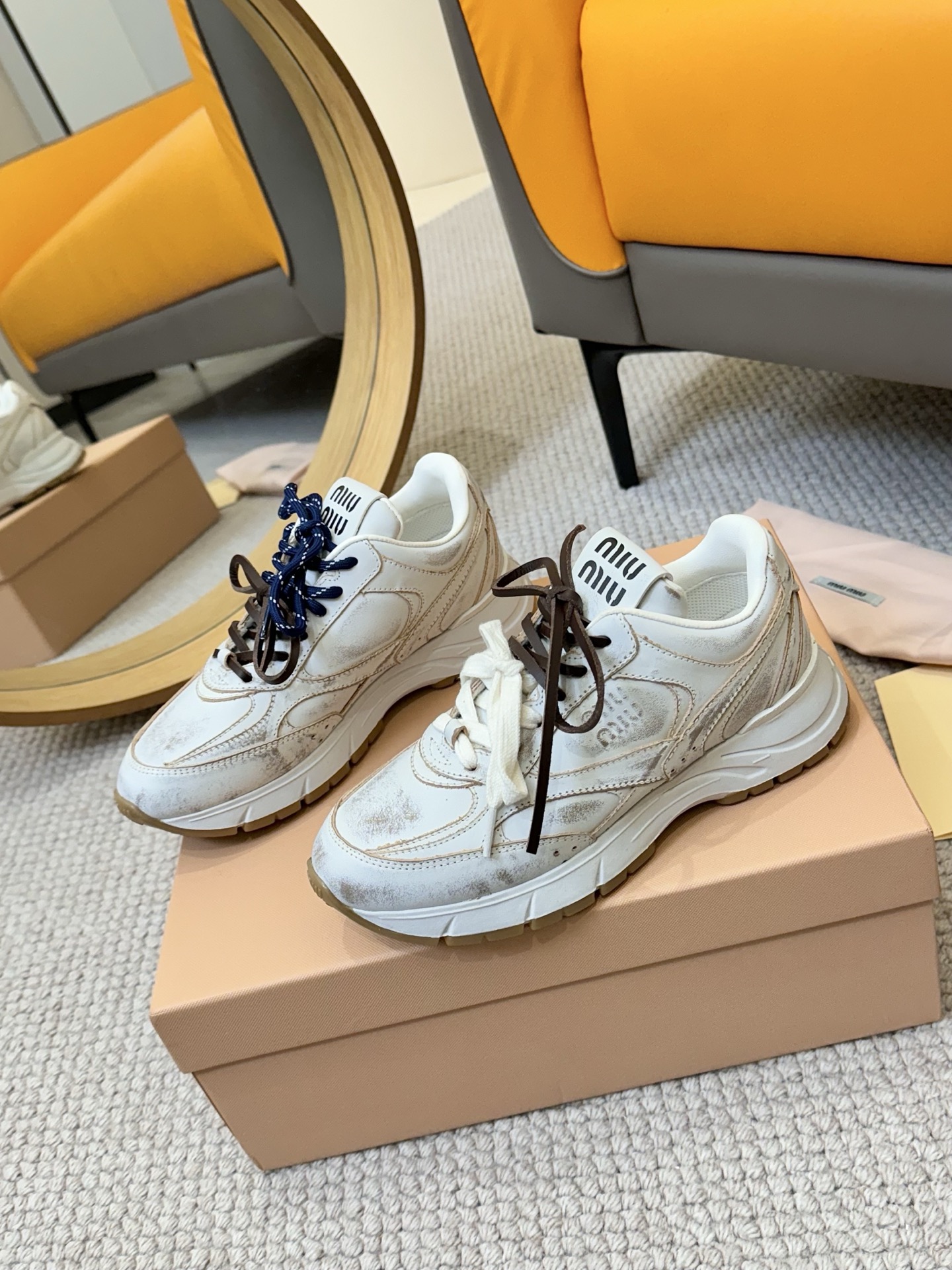 NO:387385,Miumiu Miu's latest American dad shoes sports shoes ~ The most popular sneakers with a look is a must-have ~ Fashionable, simple and high-end, very comfortable to match on the feet, must-have for the year The latest catwalk sports dad shoes are a hit by domestic and foreign bloggers, Xiaohongshu grass planting series, retro and fashionable, beautiful and simple sports board shoes design, highly recognizable tongue, creating a Buddhist sweet casual style~~ The aura on the feet is very casually matched Mainstream double shoelace design, the main feature is imported cowhide leather mesh material, mixed-bred sheepskin inside, original private model outsole Size.35-40, casual shoes/sports shoes, miumiu, sneakers, cowhide, sheepskin19860909miumiu缪缪最新款美式老爹鞋 运动鞋 ~ 颜值担当火爆款运动鞋 不得不入的一款～时尚,简约高级 随意搭配上脚非常舒适,年度必入款 最新走秀款运动老爹鞋国内外博主刷爆的一款,小红书种草系列,复古又时髦上脚美炸了简约的运动板鞋设计,极具辨识度的鞋舌,打造佛系甜美的休闲风~~上脚气场十足随意搭配 主流双鞋带设计 主打一个时尚选用进口牛皮磨砂皮网纱材质,内里混种羊皮里,原版私模大底 Size.35-40,休闲鞋/运动鞋,miumiu,sneakers,cowhide,sheepskin,Women's Shoes