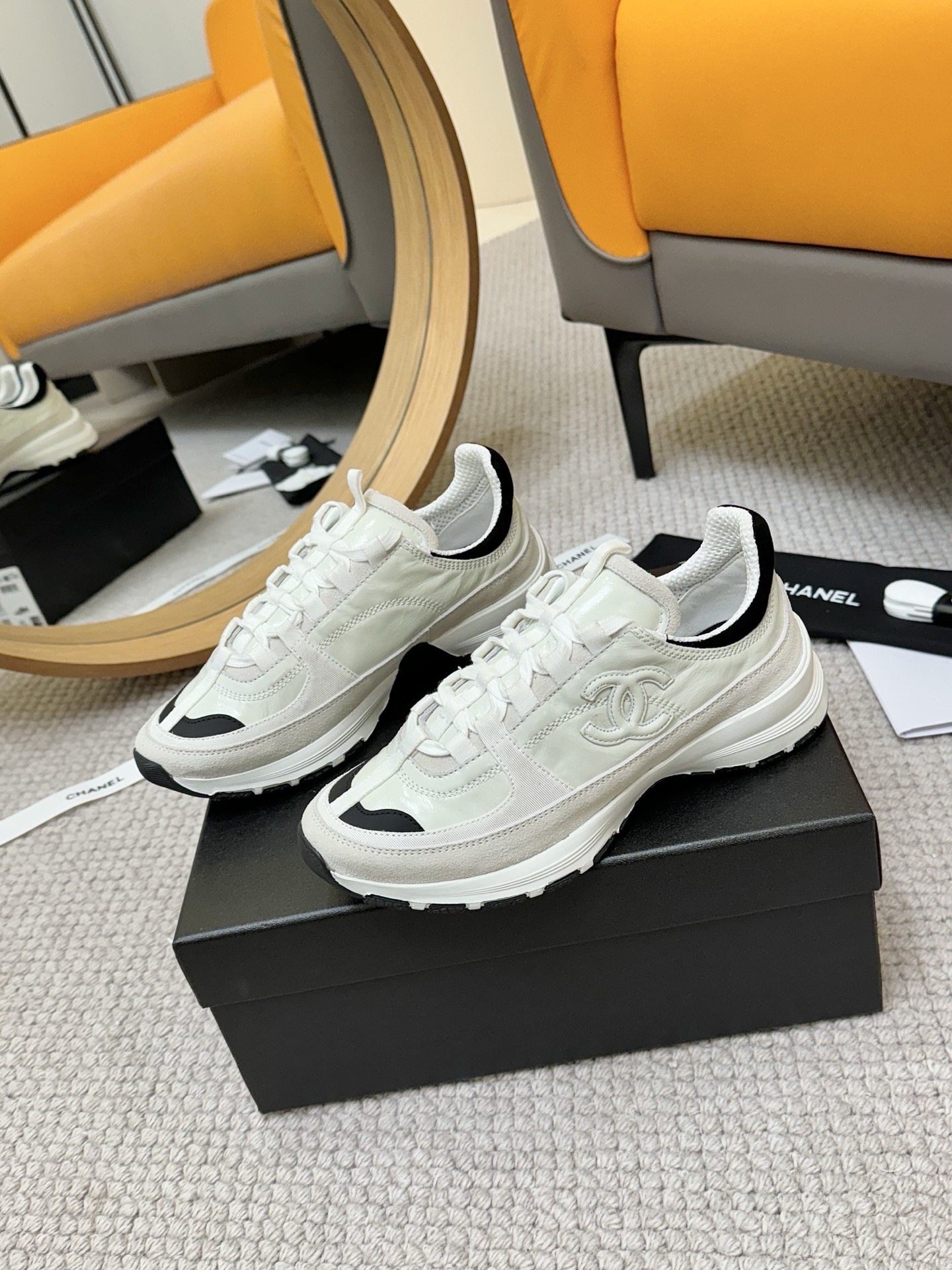 NO:409679,CHANEL 25A's latest thick-soled casual sneakers. The counter is synchronized. The counter is very popular. A very difficult-to-buy shoe. The most popular thick-soled casual sneakers on the entire network. You can imagine that Xiaoxiangguan cannot miss it. The coexistence of appearance and comfort. Simple and versatile. The thick-soled height is super versatile. Whoever wears it in the eyes is good. The upper is cowhide, breathable mesh and bris. The original outsolar of TPU. Size: 35-40. Dad shoes, chanel, chanel, sneakers, cowhide19860909CHANEL香奈儿25A最新款厚底休闲运动鞋 专柜同步 专柜非常火爆 非常难买的一款鞋 全网最火的厚底休闲鞋 可想而知小香控不可错过的 颜值与舒适并存的 简约百搭 厚底增高超级百搭,闭眼入谁穿谁好看 鞋面牛皮拼接 内里透气网布里 大底TPU原版大底 码数:35-40码,老爹鞋,chanel,chanel,sneakers,cowhide,Women's Shoes