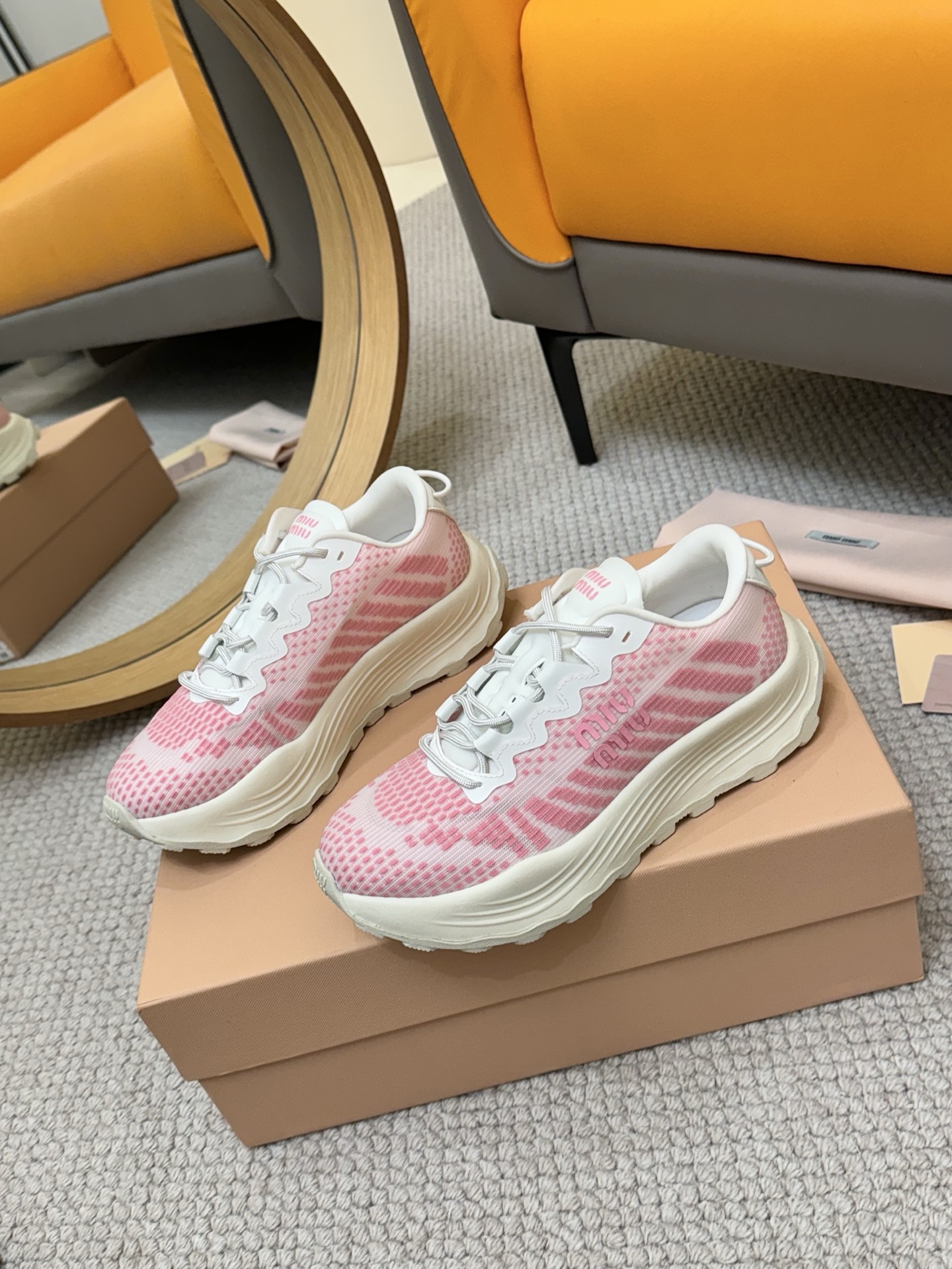 NO:409670,Miumiu Miu 25 latest American dad shoes sports shoes ~ looks hot sneakers. A must-have for the style of sports shoes that you have to buy ~ fashionable, high-end casually matched, very comfortable to wear, must-have for the year. The latest catwalk sports dad shoes are popular among bloggers at home and abroad. Xiaohongshu grass planting series, retro and fashionable, beautiful and thick-soled sports shoes design, with a very recognizable tongue, creating a Buddhist sweet casual style~~ The aura on the feet is very casually matched. The main feature is a fashion original woven fabric surface, mixed-bred sheepskin inside, original private model outsole Size.35-40, casual shoes/sports shoes, miumiu, sneakers, sheepskin19860909miumiu缪缪25最新款美式老爹鞋 运动鞋 ~ 颜值担当火爆款运动鞋 不得不入的一款～时尚,高级 随意搭配上脚非常舒适,年度必入款 最新走秀款运动老爹鞋国内外博主刷爆的一款,小红书种草系列,复古又时髦上脚美炸了厚底运动板鞋设计,极具辨识度的鞋舌,打造佛系甜美的休闲风~~上脚气场十足随意搭配 主打一个时尚 原版织布面 内里混种羊皮里,原版私模大底 Size.35-40码,休闲鞋/运动鞋,miumiu,sneakers,sheepskin,Women's Shoes