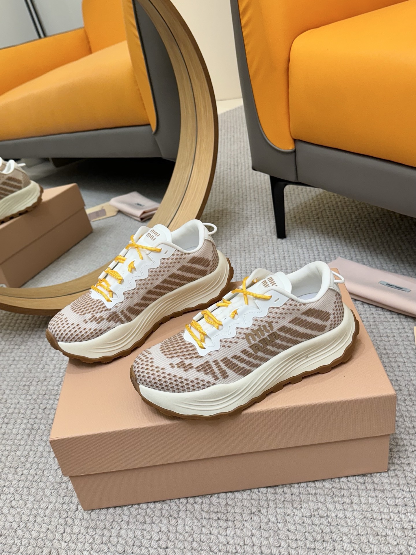 NO:409673,Miumiu Miu 25 latest American dad shoes sports shoes ~ looks hot sneakers. A must-have for the style of sports shoes that you have to buy ~ fashionable, high-end casually matched, very comfortable to wear, must-have for the year. The latest catwalk sports dad shoes are popular among bloggers at home and abroad. Xiaohongshu grass planting series, retro and fashionable, beautiful and thick-soled sports shoes design, with a very recognizable tongue, creating a Buddhist sweet casual style~~ The aura on the feet is very casually matched. The main feature is a fashion original woven fabric surface, mixed-bred sheepskin inside, original private model outsole Size.35-40, casual shoes/sports shoes, miumiu, sneakers, sheepskin19860909miumiu缪缪25最新款美式老爹鞋 运动鞋 ~ 颜值担当火爆款运动鞋 不得不入的一款～时尚,高级 随意搭配上脚非常舒适,年度必入款 最新走秀款运动老爹鞋国内外博主刷爆的一款,小红书种草系列,复古又时髦上脚美炸了厚底运动板鞋设计,极具辨识度的鞋舌,打造佛系甜美的休闲风~~上脚气场十足随意搭配 主打一个时尚 原版织布面 内里混种羊皮里,原版私模大底 Size.35-40码,休闲鞋/运动鞋,miumiu,sneakers,sheepskin,Women's Shoes