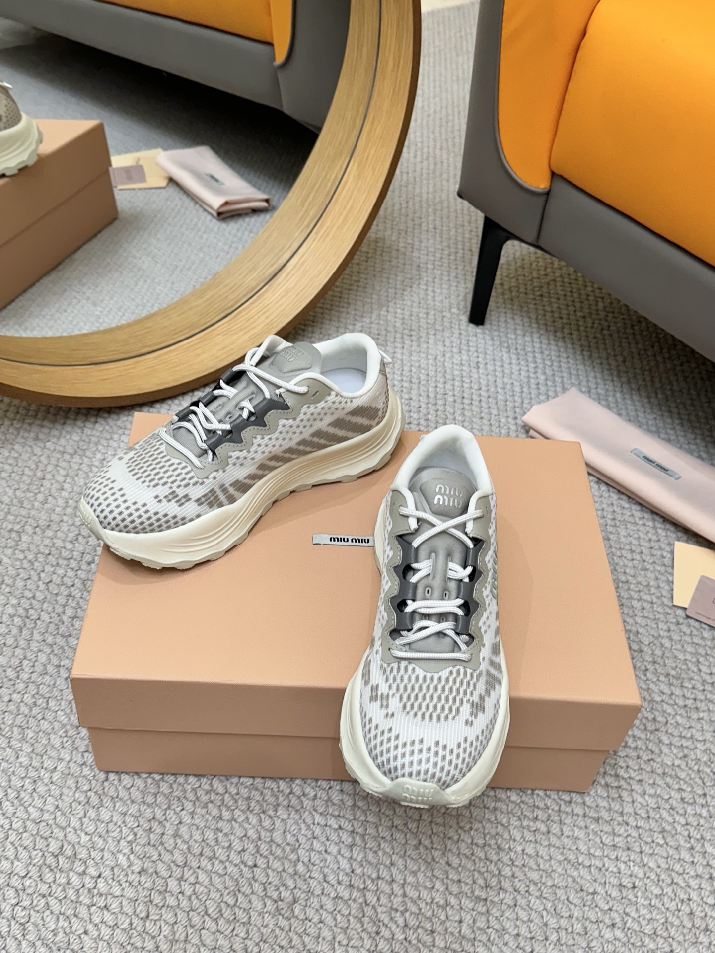 NO:409676,Miumiu Miu 25 latest American dad shoes sports shoes ~ looks hot sneakers. A must-have for the style of sports shoes that you have to buy ~ fashionable, high-end casually matched, very comfortable to wear, must-have for the year. The latest catwalk sports dad shoes are popular among bloggers at home and abroad. Xiaohongshu grass planting series, retro and fashionable, beautiful and thick-soled sports shoes design, with a very recognizable tongue, creating a Buddhist sweet casual style~~ The aura on the feet is very casually matched. The main feature is a fashion original woven fabric surface, mixed-bred sheepskin inside, original private model outsole Size.35-40, casual shoes/sports shoes, miumiu, sneakers, sheepskin19860909miumiu缪缪25最新款美式老爹鞋 运动鞋 ~ 颜值担当火爆款运动鞋 不得不入的一款～时尚,高级 随意搭配上脚非常舒适,年度必入款 最新走秀款运动老爹鞋国内外博主刷爆的一款,小红书种草系列,复古又时髦上脚美炸了厚底运动板鞋设计,极具辨识度的鞋舌,打造佛系甜美的休闲风~~上脚气场十足随意搭配 主打一个时尚 原版织布面 内里混种羊皮里,原版私模大底 Size.35-40码,休闲鞋/运动鞋,miumiu,sneakers,sheepskin,Women's Shoes