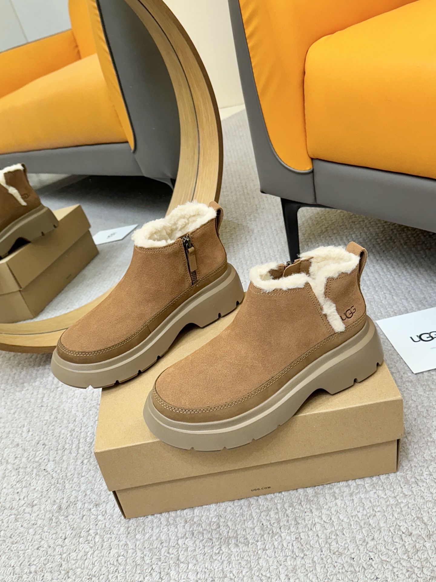 NO:559831,Seth Outlet UGG new product unboxing Women's wool boots Carly Muse super mini boots Instep laces side zipper design Very easy to wear It doesn't pick the shape of the foot and does not press on the instep Super light EVA outsole Oil wax leather edge sealing details are full of texture Size 35-40, snow boots, boots19860909赛特奥莱UGG新品开箱 女士羊毛靴卡莉缪斯超迷你靴 脚面鞋带侧面拉链设计 非常好穿的一款 不挑脚型不压脚背 超轻EVA大底 油蜡皮封边细节质感满满哦 码数35-40码,雪地靴,boots,Women's Shoes