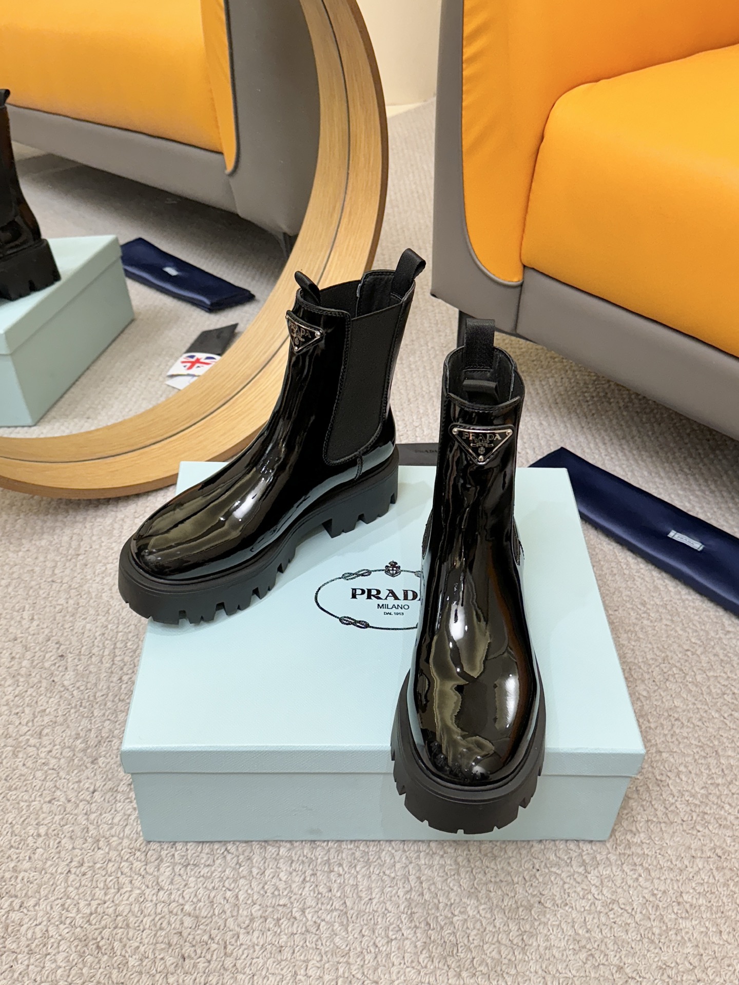 NO:559906,I fall in love with Prada Chelsea boots as soon as I wear them. They are perfect for matching. Prada Chelsea boots!  The glossy leather is super textured, the thick sole is tall and comfortable, and you won’t feel tired after running around all day ~ Pair it with a short jacket + pleated skirt, it is sweet and fashionable, and it is very eye-catching when visiting a boutique or on a date; pair it with black tights + an oversize sweatshirt, it is casual and casual, and it is super chic for daily commuting ~ The size is 35-40, boots, prada, versace, boots, hoodie, sweatshirts, skirts, jackets & coats19860909Prada切尔西短靴一穿就爱上,穿搭适配度绝 prada这双切尔西短靴！亮面皮质超有质感,厚底显高还舒服,暴走一天都不累～ 搭短款夹克+百褶裙,甜酷又时髦,逛买手店、约会都很吸睛；配黑色紧身裤+oversize卫衣,休闲随性,日常通勤也超chic～ 码数35-40码,靴子,prada,versace,boots,hoodie,sweatshirts,skirts,jackets & coats,Women's Shoes