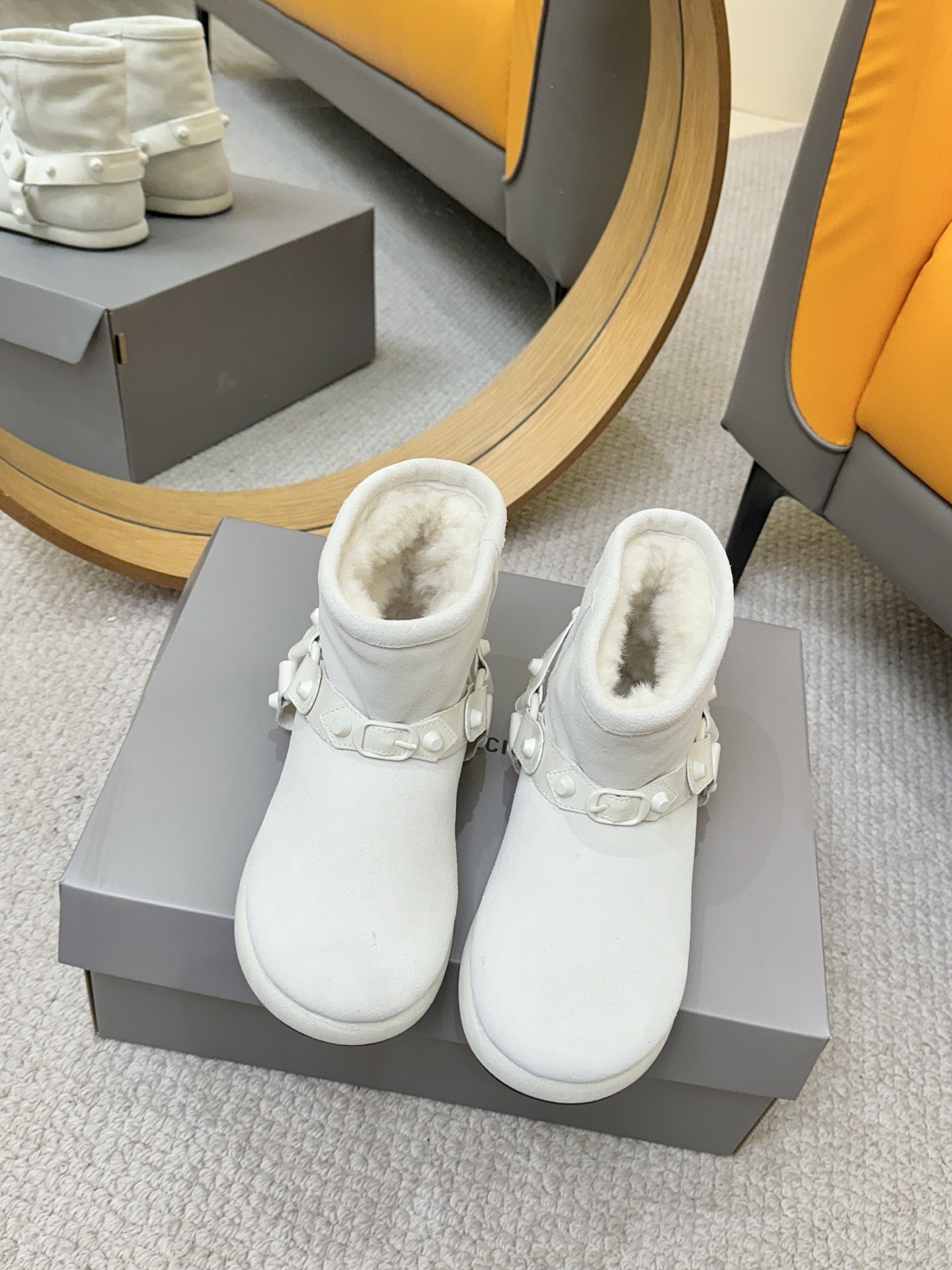 NO:559897,BALENCIAGA Balenciaga ski series skiwear's latest Alaska snow boots. Purchase authentic products and develop them. Perfect replicas. The designer launches to explore the concept of originality and appropriation in the fashion industry, pay tribute to inheritance and classics with a new series, break the conventional design with the iconic Balenciaga abstraction, and collide with new ideas that are witty and harmonious. The original version is reproduced one to one. Material: original frosted cowhide. Wool lining. Outsole. Original molded sole.  Size women's 35-40 (40 is non-refundable and non-exchangeable), snow boots, balenciaga, balenciaga, boots, cowhide19860909BALENCIAGA巴黎世家滑雪系列skiwear最新款阿拉斯加雪地靴 正品购入开发 完美复刻 设计师推出探索时尚界对于原创与挪用的概念、以全新系列致敬传承与经典,以标志性Balenciaga抽象打破常规设计 碰撞出诙谐又和谐的新创意、原版一比一复刻 面料原版磨砂牛皮 羊毛内里 大底 原版开模鞋底 码数女35-40(40不退不换),雪地靴,balenciaga,balenciaga,boots,cowhide,Women's Shoes