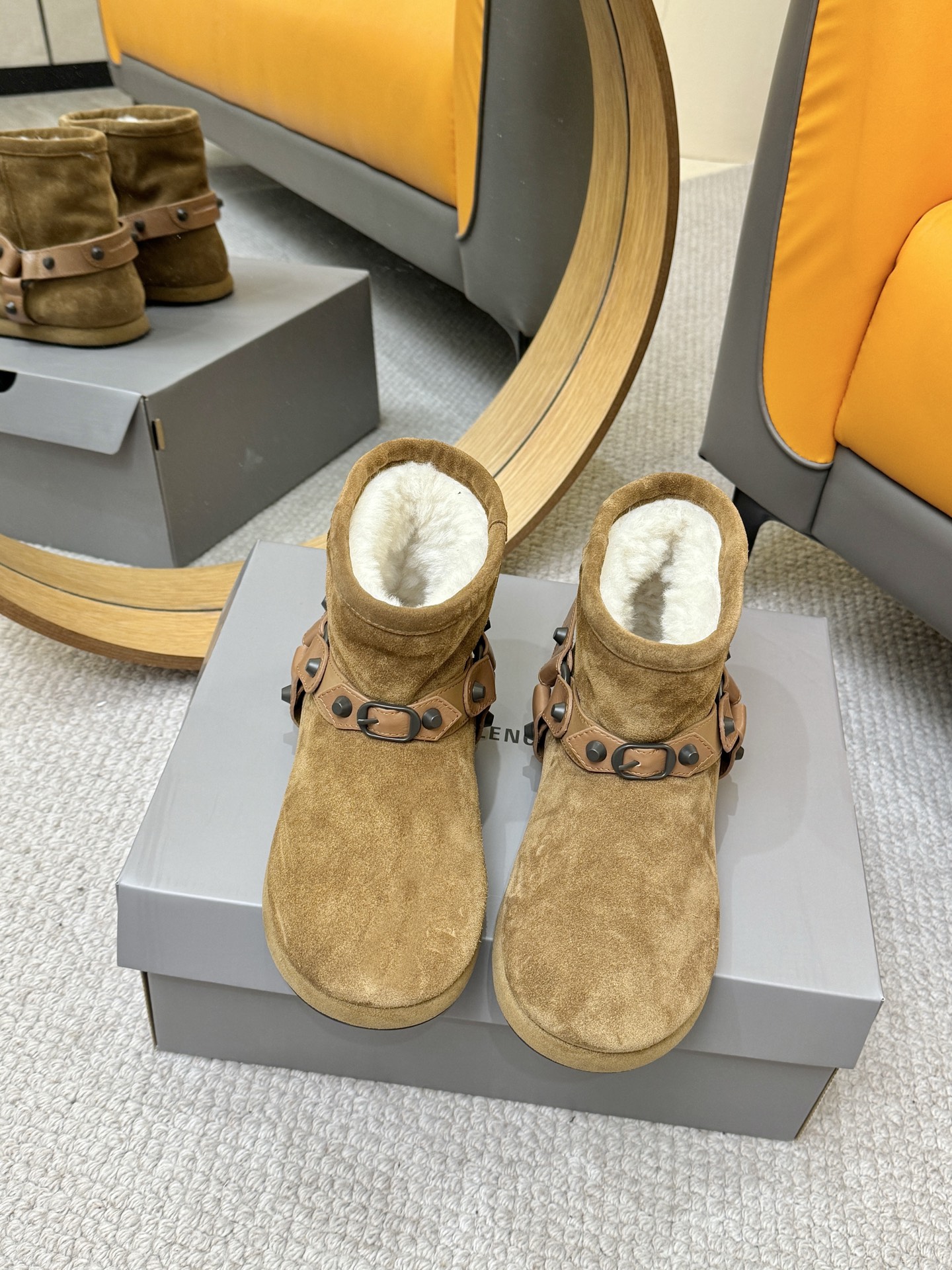 NO:559900,BALENCIAGA Balenciaga ski series skiwear's latest Alaska snow boots. Purchase authentic products and develop them. Perfect replicas. The designer launches to explore the concept of originality and appropriation in the fashion industry, pay tribute to inheritance and classics with a new series, break the conventional design with the iconic Balenciaga abstraction, and collide with new ideas that are witty and harmonious. The original version is reproduced one to one. Material: original frosted cowhide. Wool lining. Outsole. Original molded sole.  Size women's 35-40 (40 is non-refundable and non-exchangeable), snow boots, balenciaga, balenciaga, boots, cowhide19860909BALENCIAGA巴黎世家滑雪系列skiwear最新款阿拉斯加雪地靴 正品购入开发 完美复刻 设计师推出探索时尚界对于原创与挪用的概念、以全新系列致敬传承与经典,以标志性Balenciaga抽象打破常规设计 碰撞出诙谐又和谐的新创意、原版一比一复刻 面料原版磨砂牛皮 羊毛内里 大底 原版开模鞋底 码数女35-40(40不退不换),雪地靴,balenciaga,balenciaga,boots,cowhide,Women's Shoes