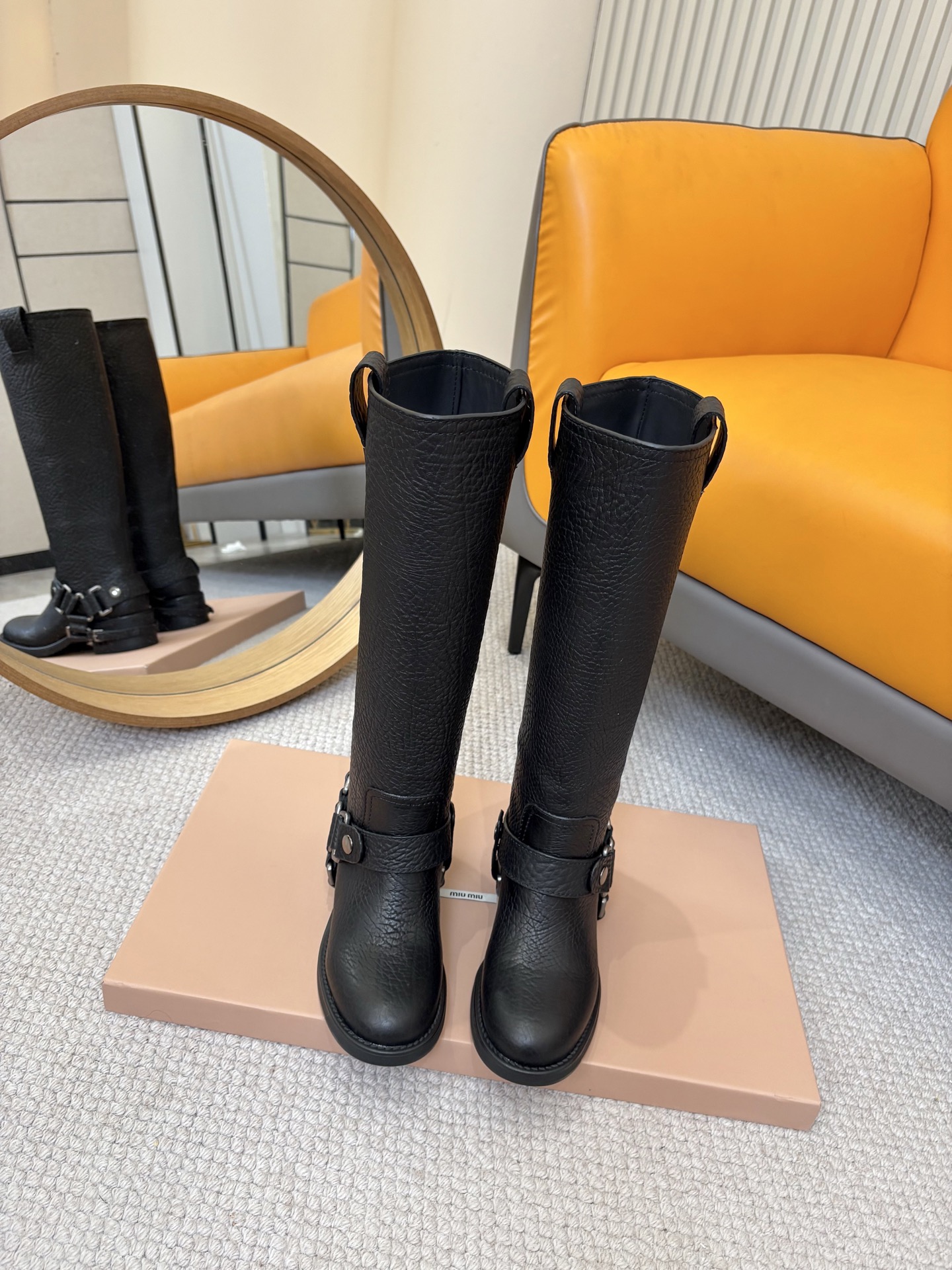 NO:559923,Miumiu's new thick-soled motorcycle round-toe boots, short boots, high boots, Martin knight boots. Miu's autumn and winter boots. These boots are legendary. They are cool and sassy when paired with work skirts. They are very eye-catching when going out on the street or at exhibitions. They can be worn with anything and have a full sense of fashion. Effect fabric: imported elephant grain cowhide. Lining: cowhide. Original outsole 35-40, boots, miumiu, boots, skirts, cowhide.19860909Miumiu 新款厚底机车圆头靴短靴高筒靴马丁骑士靴 Miu家秋冬靴子穿搭季 这双靴子封神了 配工装裙又酷又飒,日常出街、逛展都超吸睛,搭啥都有范儿,时尚感拉满 效果面料:进口大象纹牛皮 内里:牛皮 原版大底 35-40,靴子,miumiu,boots,skirts,cowhide,Women's Shoes