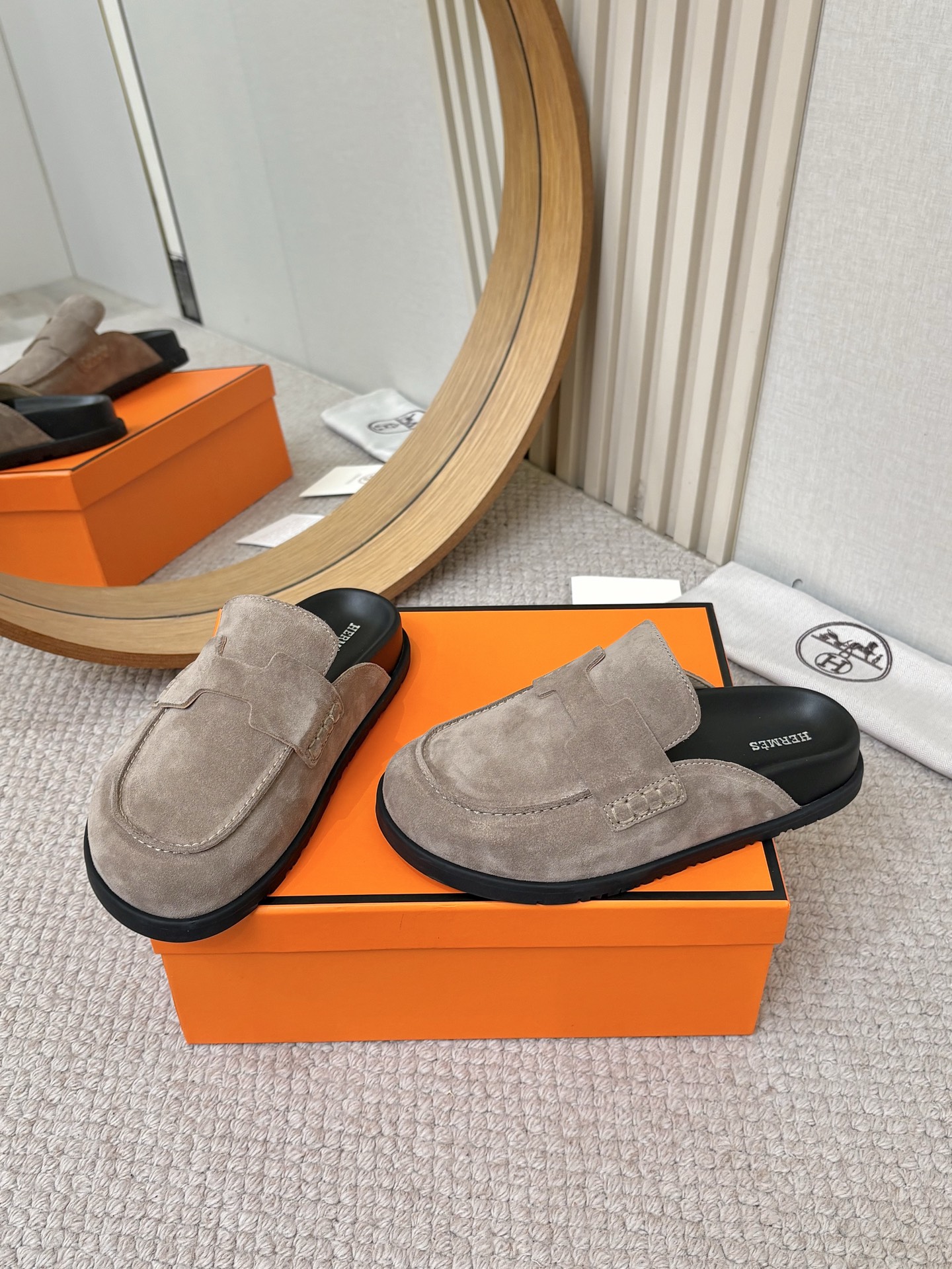 NO:786218,Women's Men's 2025H cute Mule half-slip Birkenstocks. In summer, we really need versatile Hermès slippers. They look good no matter how you pair them with them. They have a casual and high-end feel. The comfort is also great. Paired with a variety of colorful socks, it is very trendy. Imported high mercerized fabric, sheepskin lining, non-slip and wear-resistant outsole. Size Women's 35-40  Women's clothing size 41 customized. Men's clothing 40-45, half drag, hermes, slippers, sheepskin, socks19860909女款 男款  2025H家呆萌穆勒半拖勃肯鞋,夏天真的太需要百搭爱马仕拖鞋了 怎么搭配都好看,随意且高级的感觉 舒适度也很棒,搭配各种彩色袜子,潮爆了 进口高丝光面料 羊皮内里 防滑耐磨大底 Size女装35-40 女装41码定做.男装40-45,半拖,hermes,slippers,sheepskin,socks,Women's Shoes