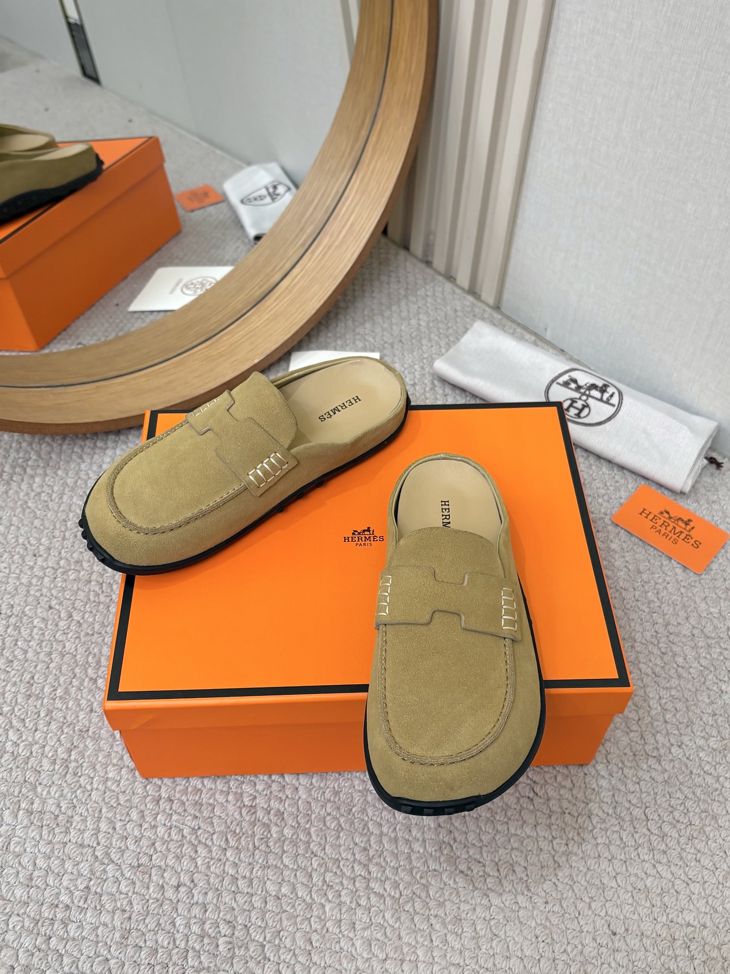 NO:786213,Women's model, men's model, mid-sole version, the recently popular Hermès sandals Erjiu slippers - chypre sandals, ugly and cute. Summer really needs versatile slippers, Erjiu's slippers look good no matter how you match them, they have a casual and high-end feel, and the comfort is also great. They are paired with various colorful socks and are popular. Hermès new H sandals slippers. Large sole Tpu non-slip and wear-resistant outsole  Size female 35-40 (41 customized), half drag, hermes, sandals, slippers, socks19860909女款 男款 包中底版本, 最近火到不行的爱马仕凉鞋二舅拖鞋- chypre凉鞋,丑萌丑萌的. 夏天真的太需要百搭拖鞋了,二舅这双拖鞋,怎么搭配都好看,随意且高级的感觉,舒适度也很棒,搭配各种彩色袜子,潮爆了爱马仕新款H凉鞋 拖鞋 . 大底Tpu防滑耐磨大底 码数女35-40（41定制）,半拖,hermes,sandals,slippers,socks,Women's Shoes
