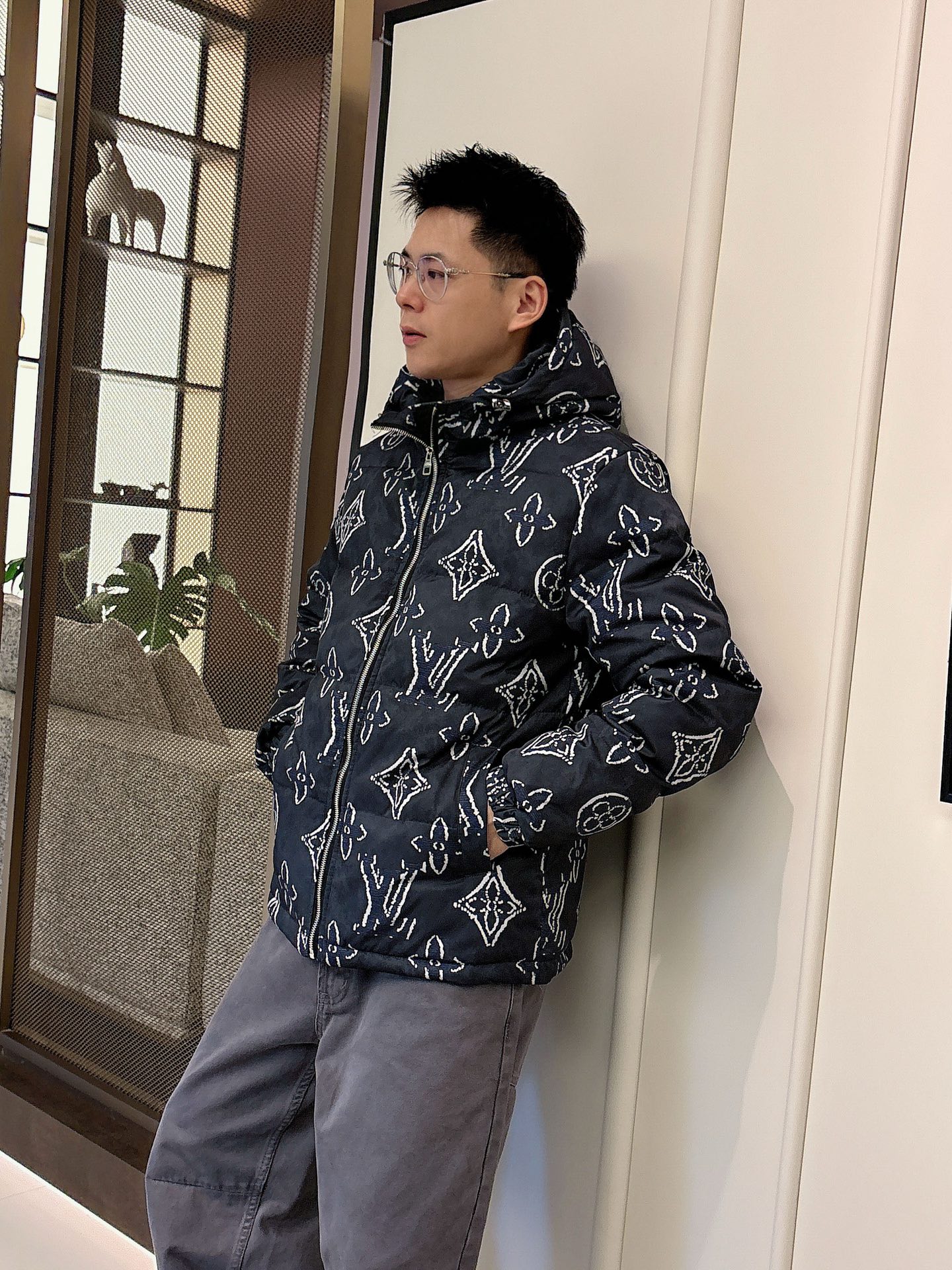 LV 官网款2025秋冬新款羽绒服。这款号称羽绒服届最高端的，全部90绒的三标齐全带着经典的Logo组合